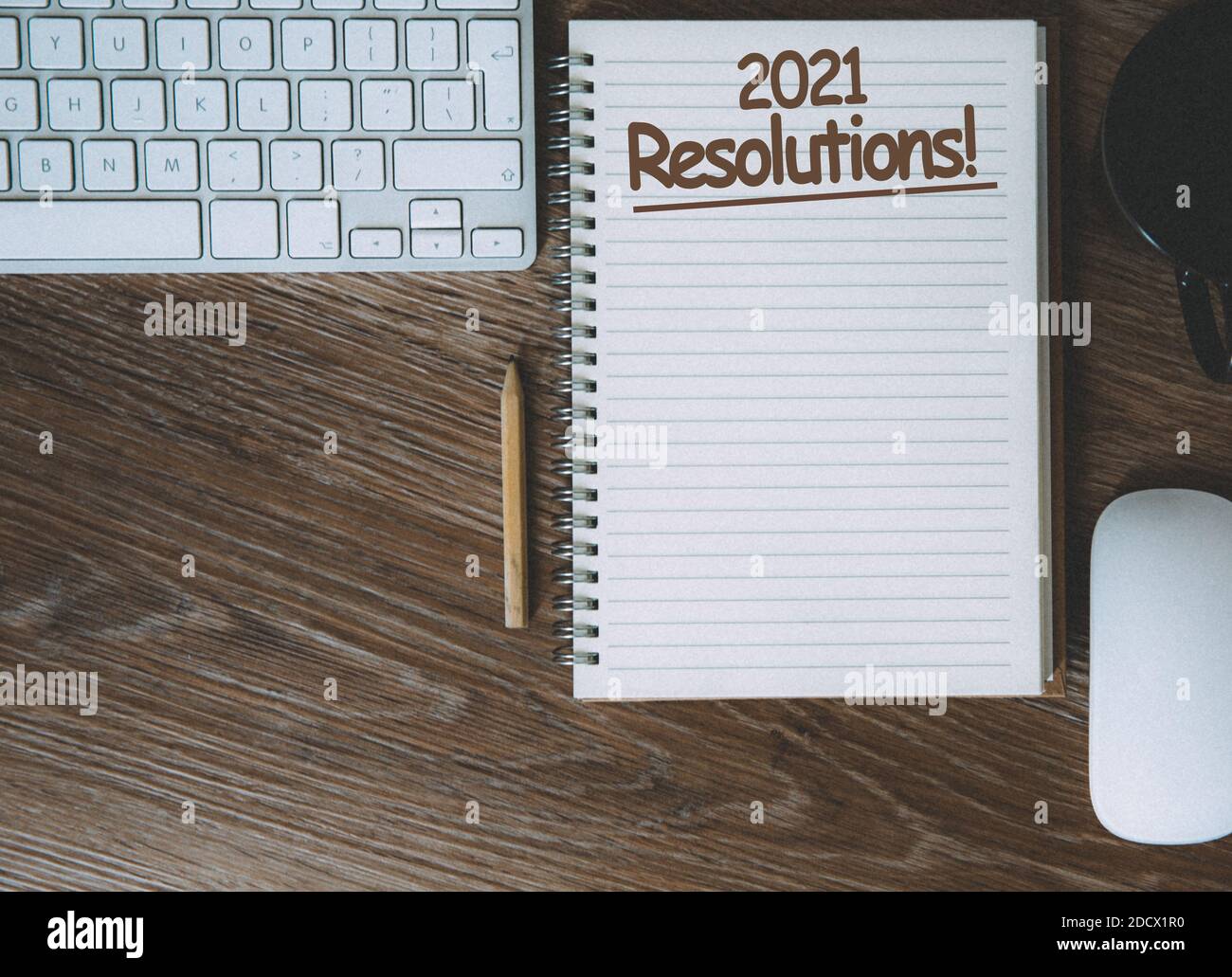 Una scrivania con un notebook e un computer con il business pianificazione per il futuro e 2021 risoluzioni Foto Stock
