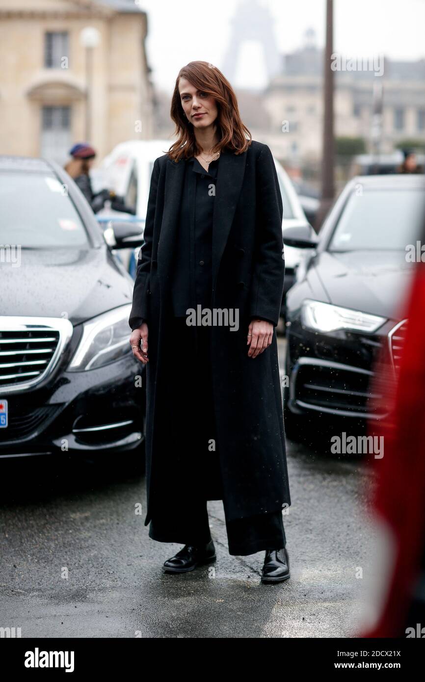 Street Style, Ayveline Valade in arrivo a Loewe Autunno-Inverno 2018-2019 spettacolo tenuto presso l'UNESCO, a Parigi, Francia, il 2 marzo 2018. Foto di Marie-Paola Bertrand-Hillion/ABACAPRESS.COM Foto Stock