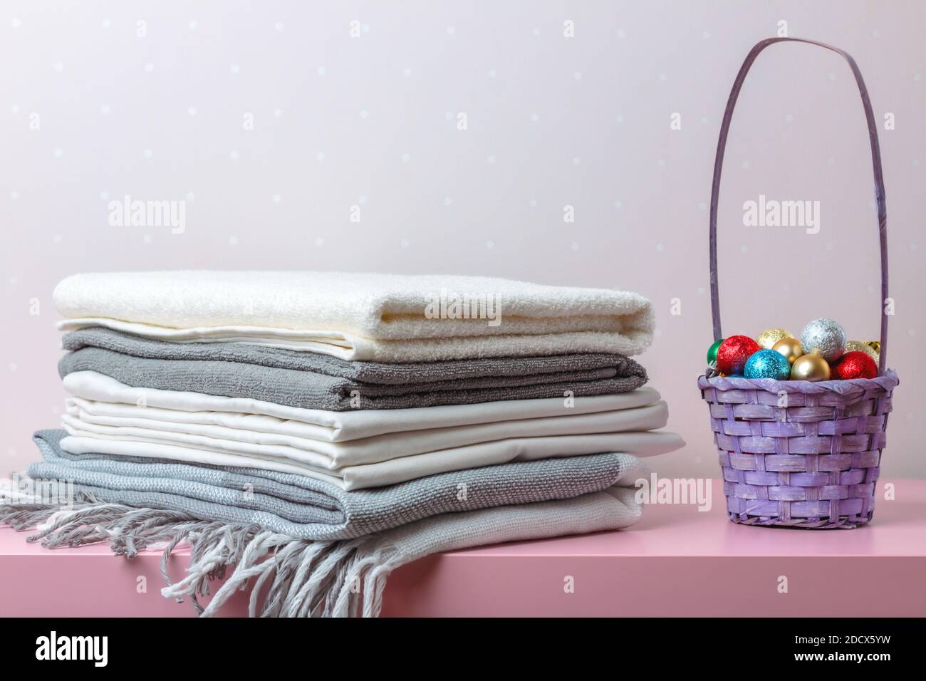 Una pila di coperte, lenzuola e asciugamani piegati. Foto Stock