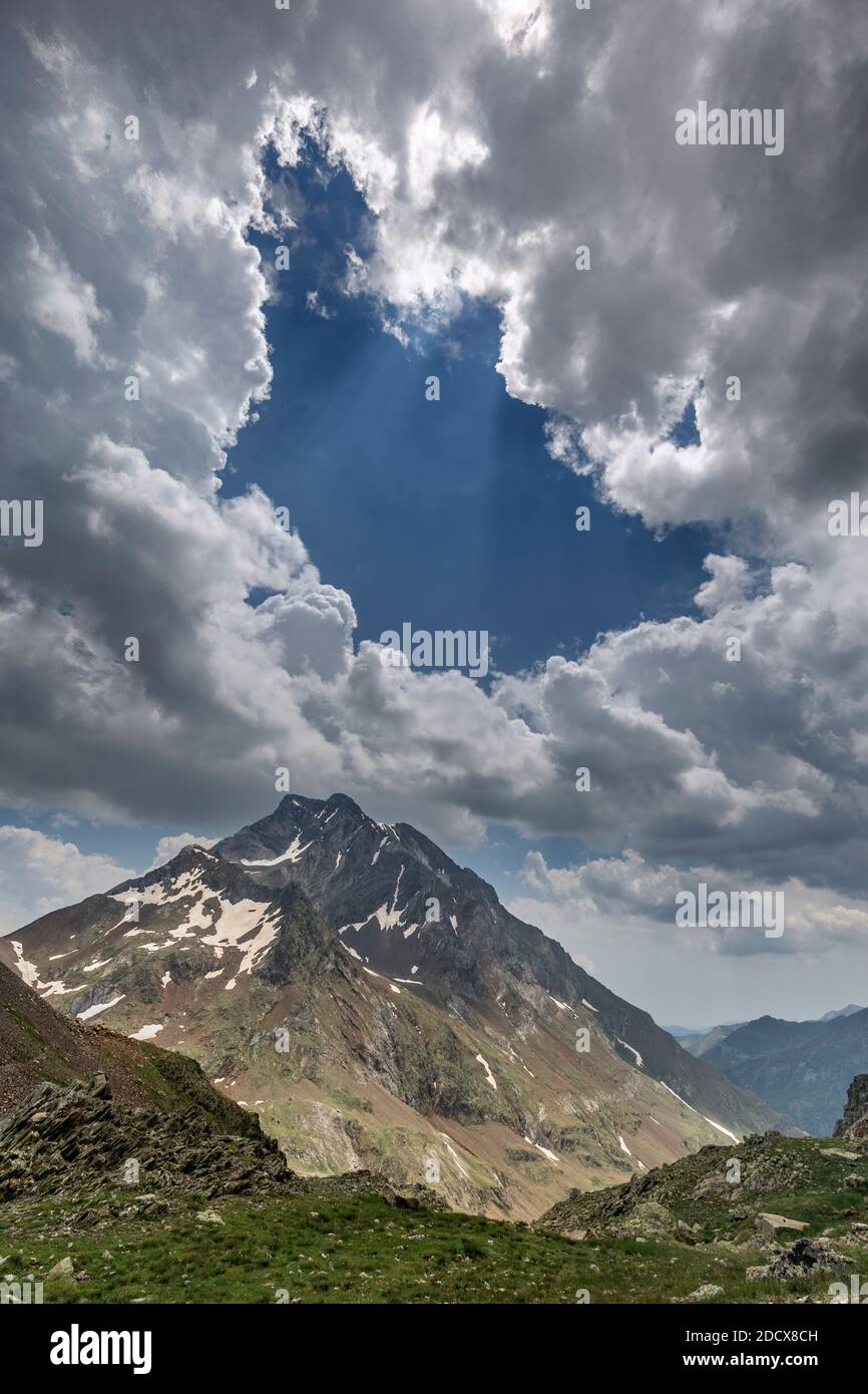Travi a vista sulla vetta del Vignemale dal passo dell'Arraille, parco nazionale dei Pirenei Foto Stock