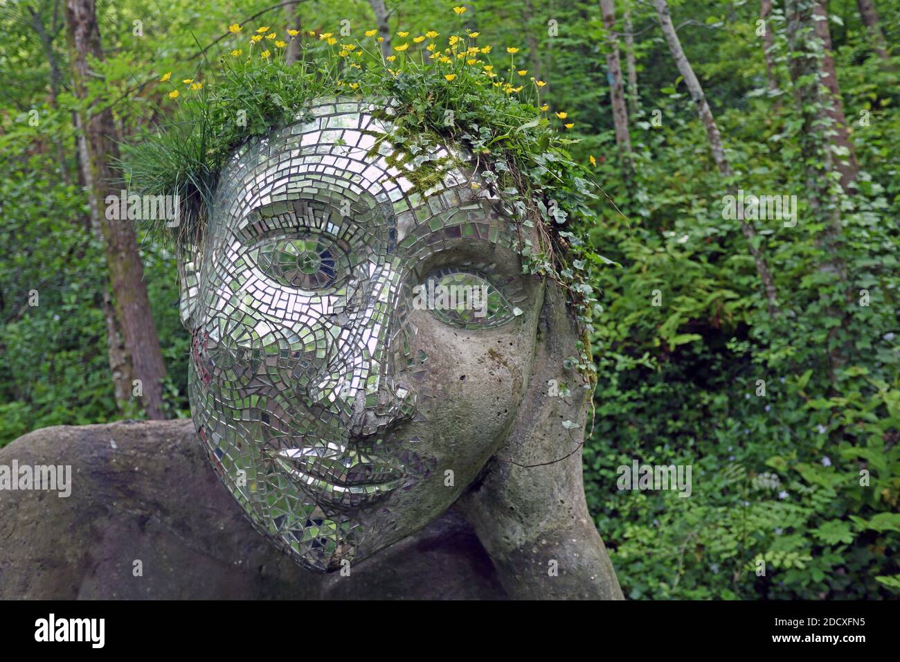 All'Eden Project in Cornovaglia si trova la splendida scultura vivente chiamata Eva, di Peter e sue Hill Foto Stock