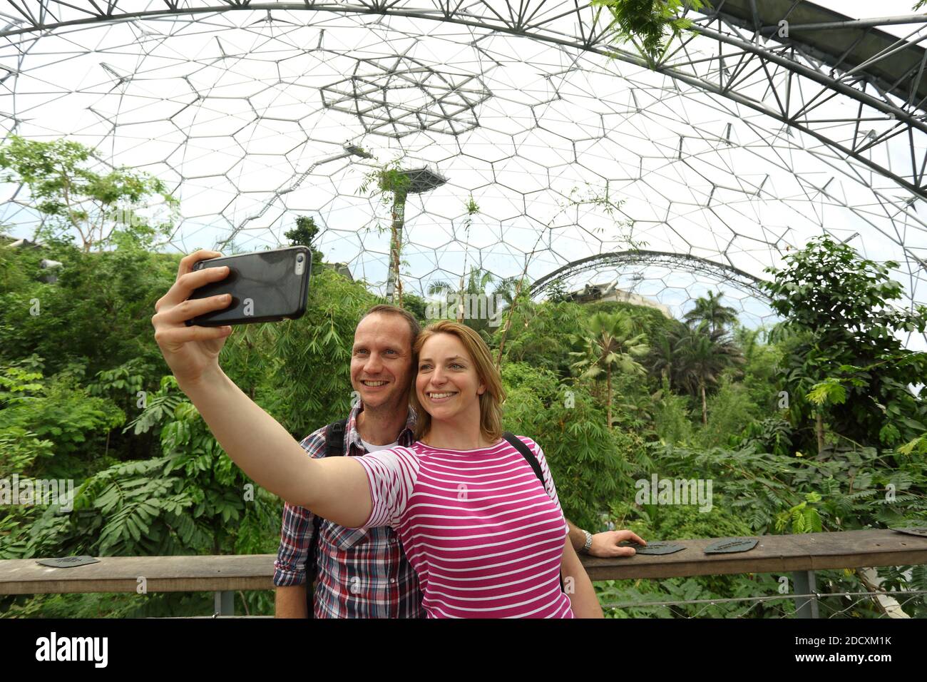 GRAN BRETAGNA / Cornovaglia / giovani turisti che prendono selfie al progetto Eden Foto Stock