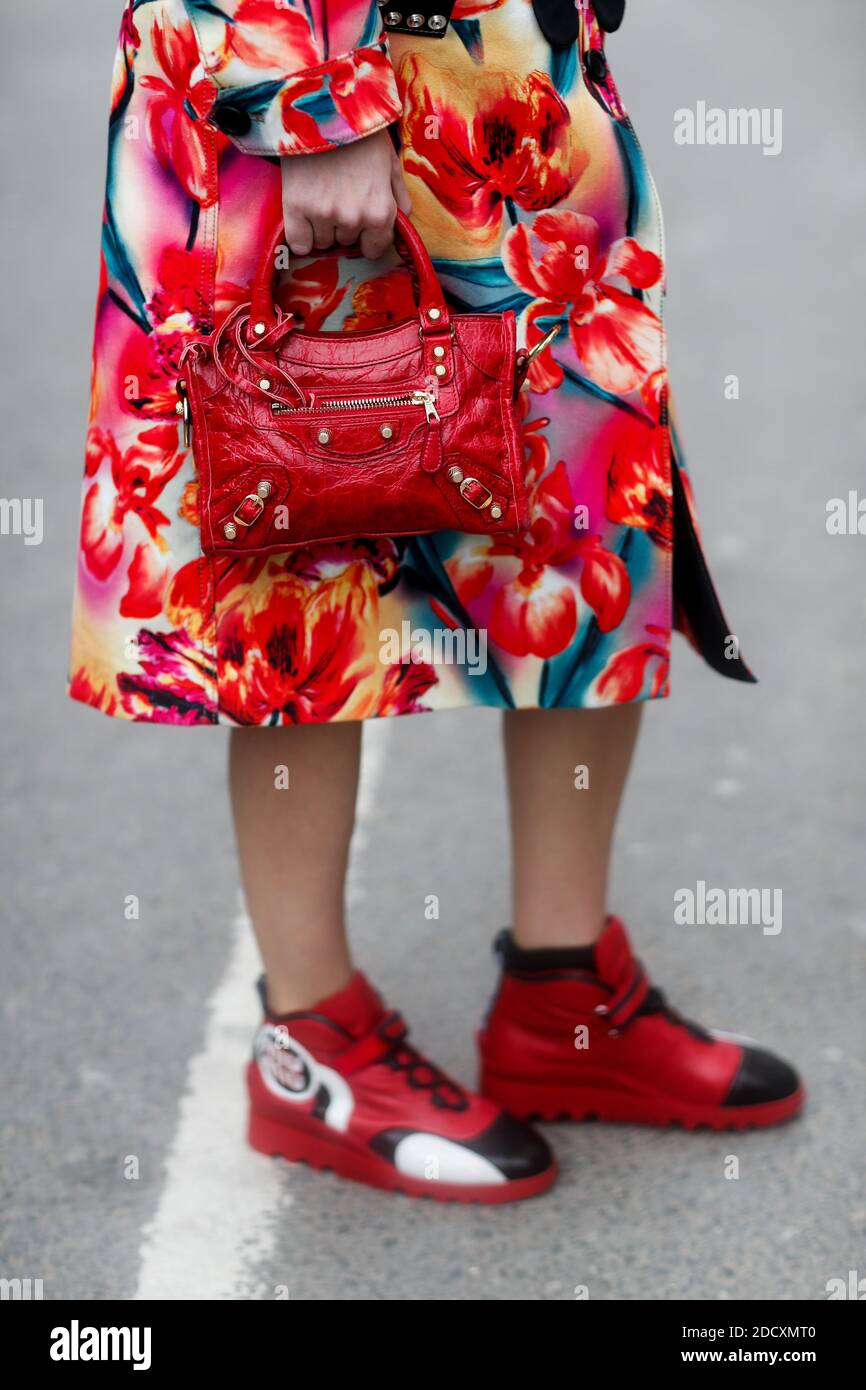 Street Style, primo piano alla mostra Rejina Pyo Autunno-Inverno 2018-2019 tenutasi al Burlington Arcade, a Londra, Inghilterra, il 18 febbraio 2018. Foto di Marie-Paola Bertrand-Hillion/ABACAPRESS.COM Foto Stock