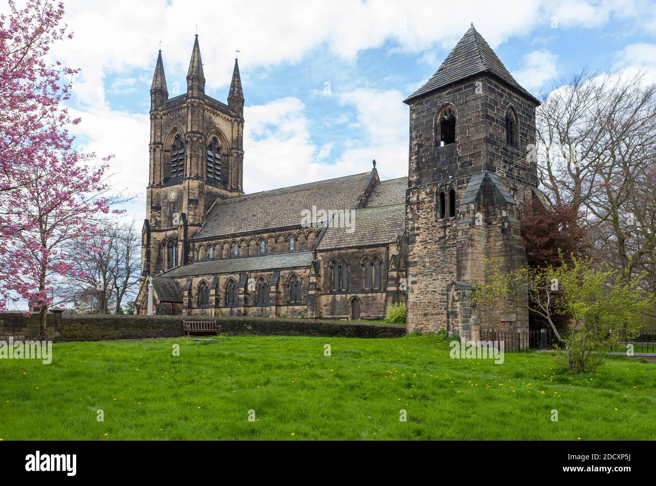 Le torri delle vecchie e nuove chiese parrocchiali di Santa Maria a Mirfield, West Yorkshire Foto Stock