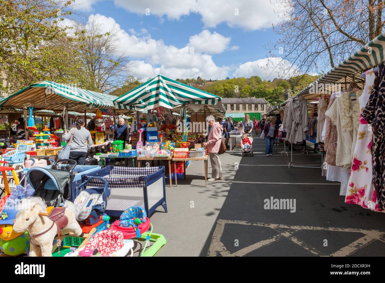 Vista estiva del mercato settimanale a Hebden Bridge, West Yorkshire Foto Stock