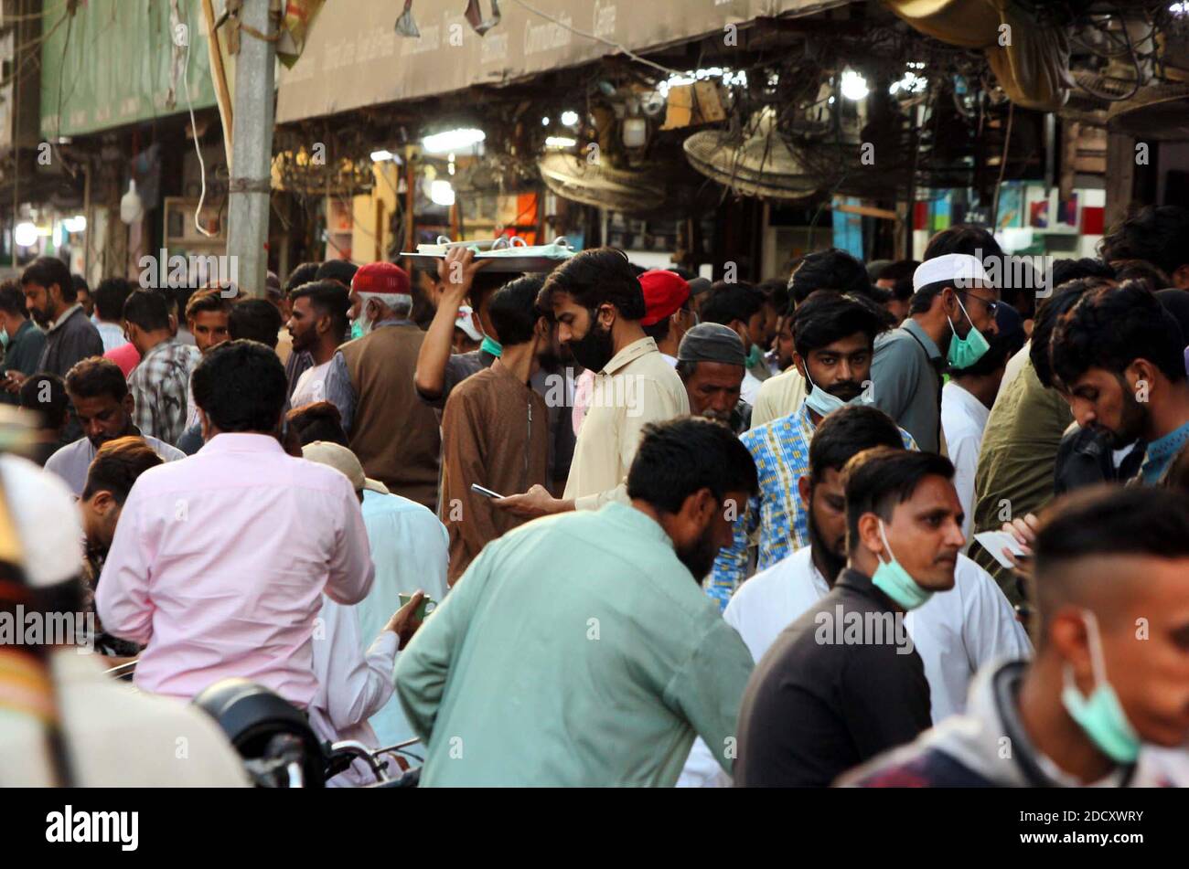 Un gran numero di cittadini è impegnato nell'acquisto e nella vendita di cellulari senza alcuna misura di sicurezza e di allontanamento sociale che può causare la diffusione del coronavirus (COVID-19), presso il mercato mobile situato a Sadar a Karachi lunedì 23 novembre 2020. Un totale di 2,756 nuovi casi COVID-19 sono stati confermati nelle ultime 24 ore, portando il conteggio a 376,929 . Con 34 nuovi decessi, il numero delle vittime del coronavirus del paese è stato di 7,696. Finora, un totale di 330,884 persone si sono ritrovate dal virus, mentre il numero attivo di casi è di 38,348. Foto Stock