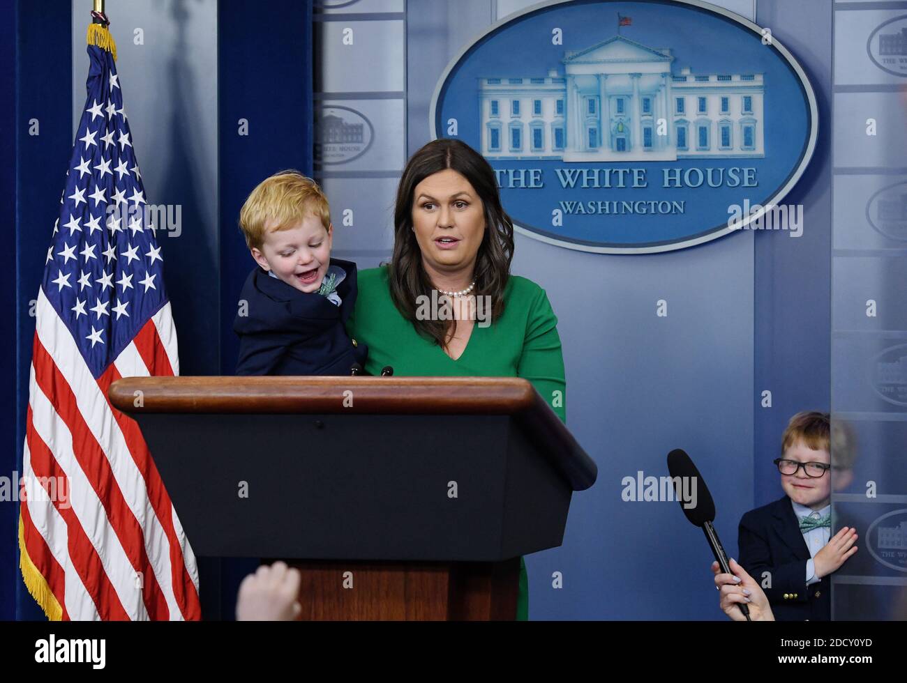 La segretaria di stampa della Casa Bianca Sarah Huckabee Sanders con i suoi due capretti risponde alle domande dei bambini dei giornalisti nella stanza di briefing di stampa 26 aprile 2018 a Washington, DC. L'evento fa parte del giorno 'portate il vostro kis al lavoro'. Foto di Olivier Douliery/Abaca Press Foto Stock