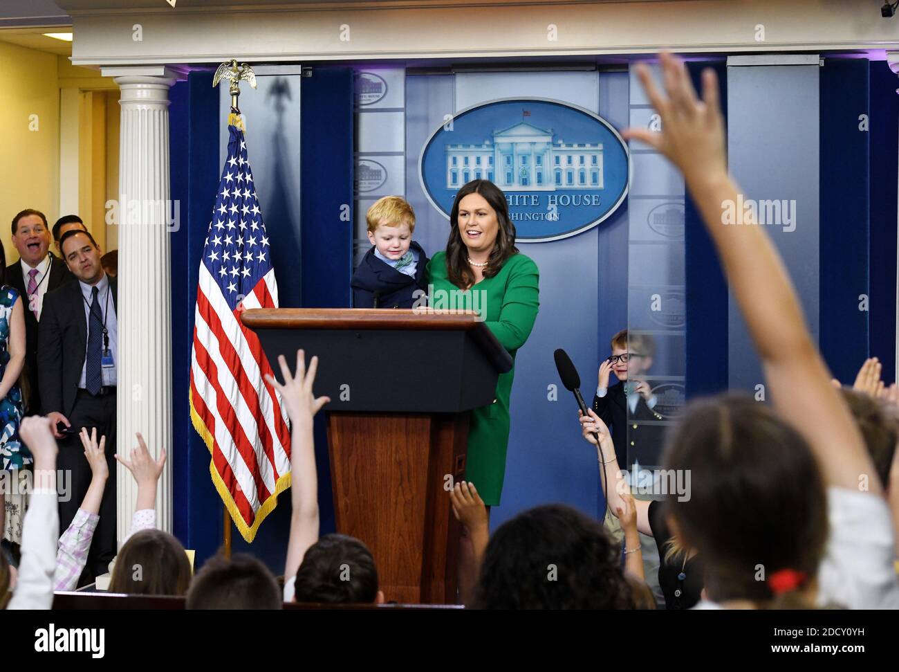 La segretaria di stampa della Casa Bianca Sarah Huckabee Sanders con i suoi due capretti risponde alle domande dei bambini dei giornalisti nella stanza di briefing di stampa 26 aprile 2018 a Washington, DC. L'evento fa parte del giorno 'portate il vostro kis al lavoro'. Foto di Olivier Douliery/Abaca Press Foto Stock