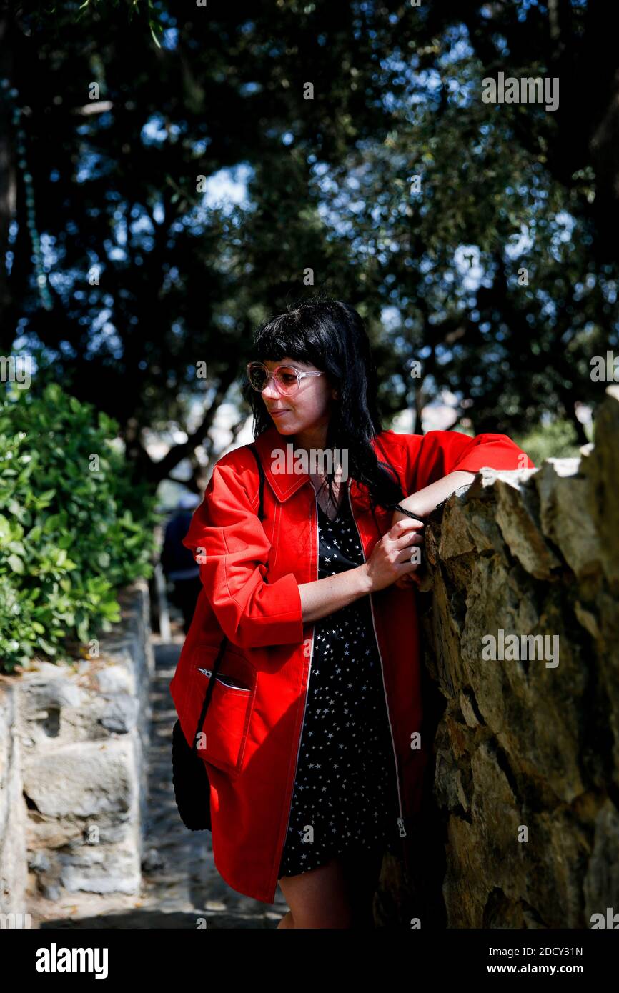 Street Style, Clemence (opere a Villa Noailles) al 33° Festival Internazionale della Moda e della Fotografia tenutosi a Villa Noailles, a Hyeres, Francia, il 27 aprile 2018. Foto di Marie-Paola Bertrand-Hillion/ABACAPRESS.COM Foto Stock