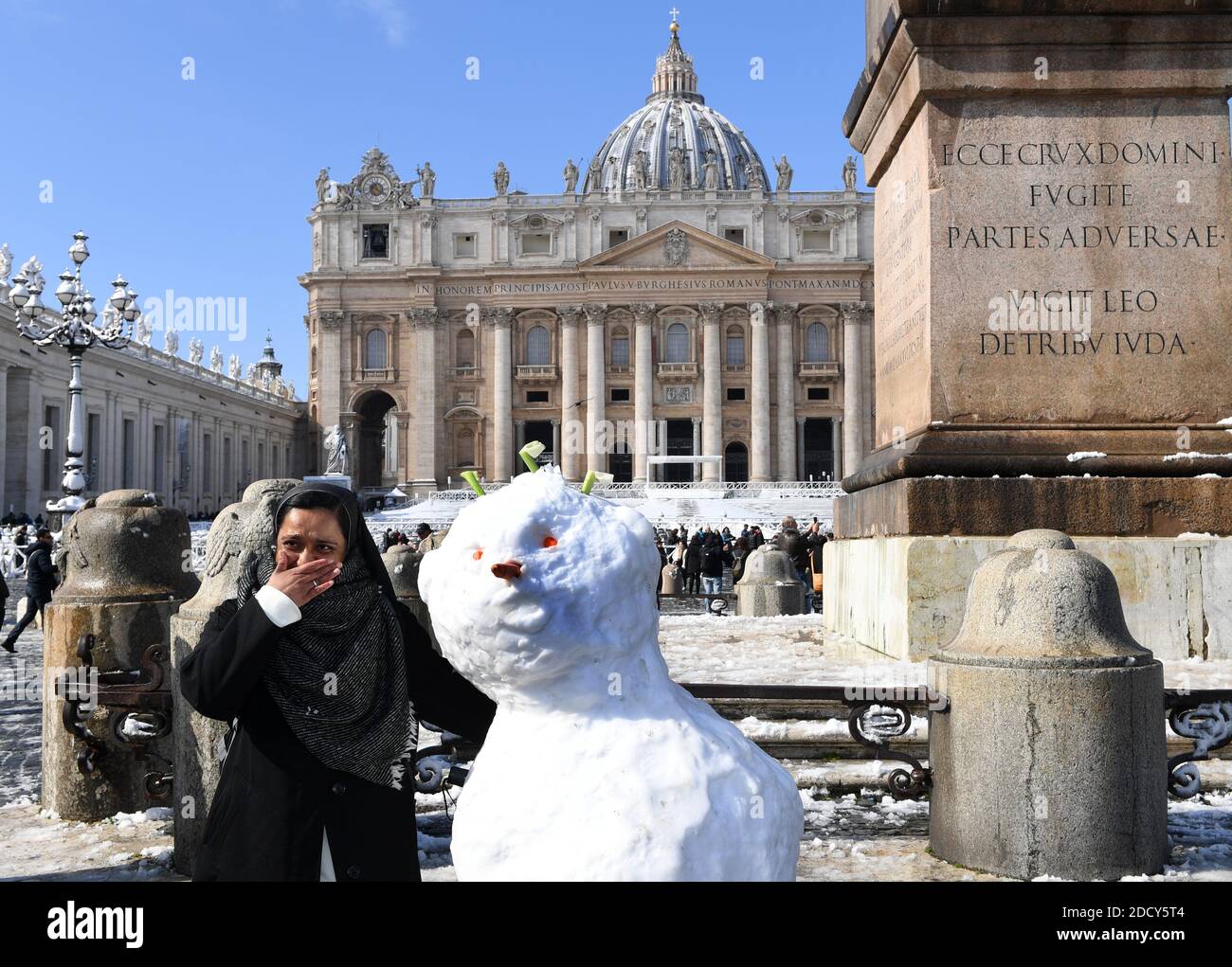 Una suora si posa in piazza San Pietro coperta di neve il 26 febbraio 2018 in Vaticano. Roma si svegliò coperta di una coperta di neve mentre l'Italia tremava in un freddo scatto. Le scuole nella capitale e in molte altre aree sono state chiuse come misura precauzionale e il comune di Roma ha detto alla gente di evitare qualsiasi viaggio inutile. Le nevicate sono rare a Roma, che si trova vicino al livello del mare. Anche il fronte meteorologico Siberiano ha causato problemi di trasporto e gravi perturbazioni in molte altre parti del paese. Foto di Eric Vandeville/ABACAPRESS.COM Foto Stock