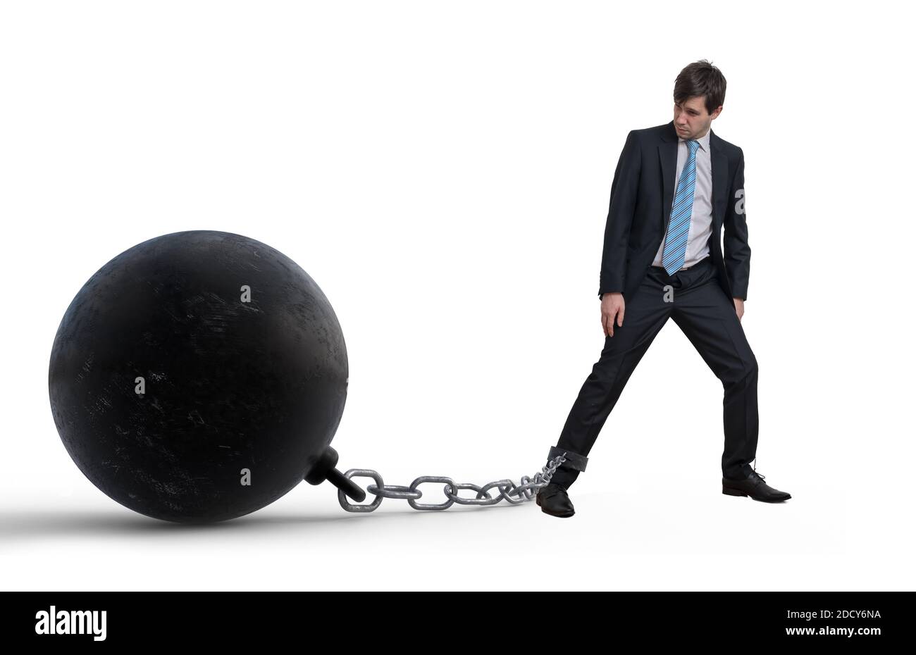 Il giovane uomo d'affari ha incatenato una grande palla di metallo alla gamba. Isolato su sfondo bianco. Foto Stock