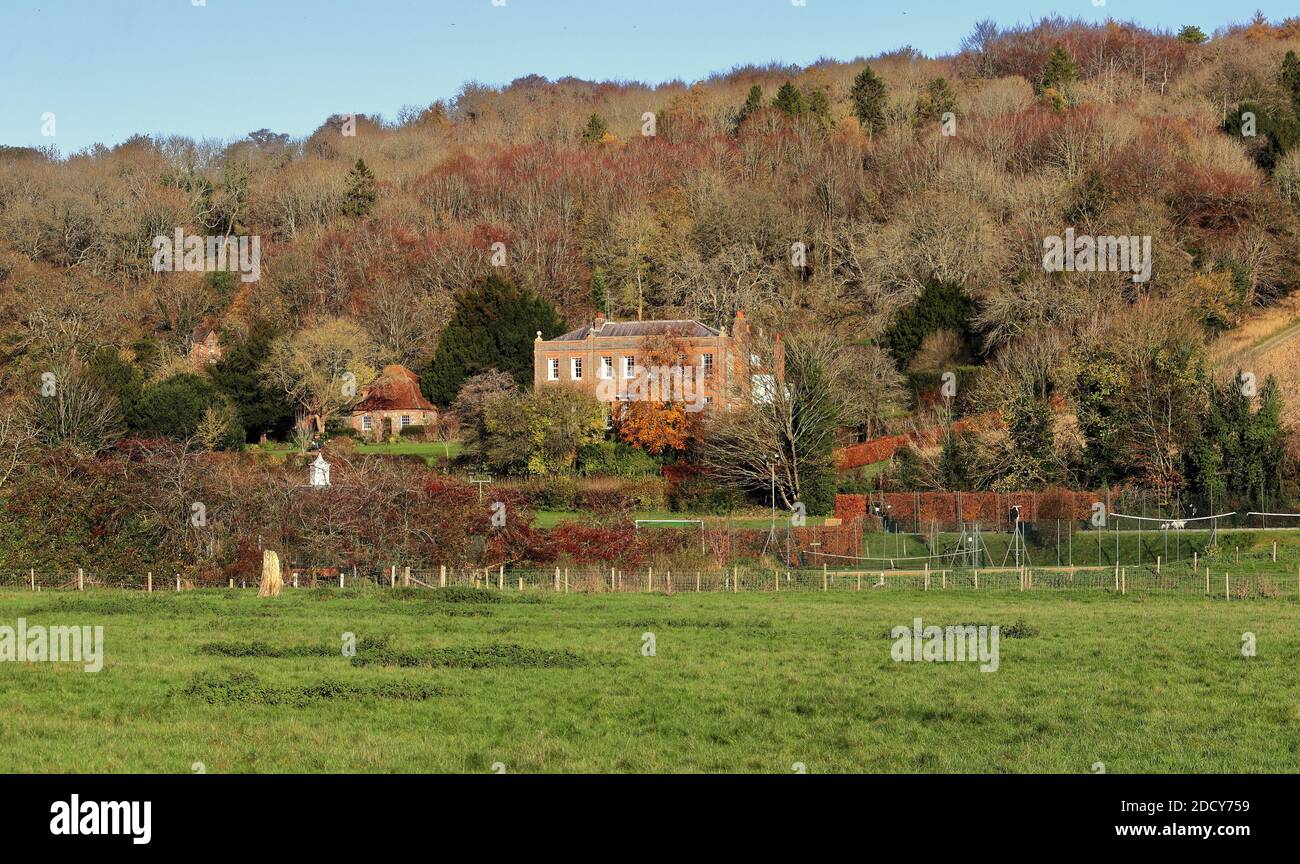 Un paesaggio rurale inglese nelle colline Chiltern in autunno Con Mansion sulla collina Foto Stock