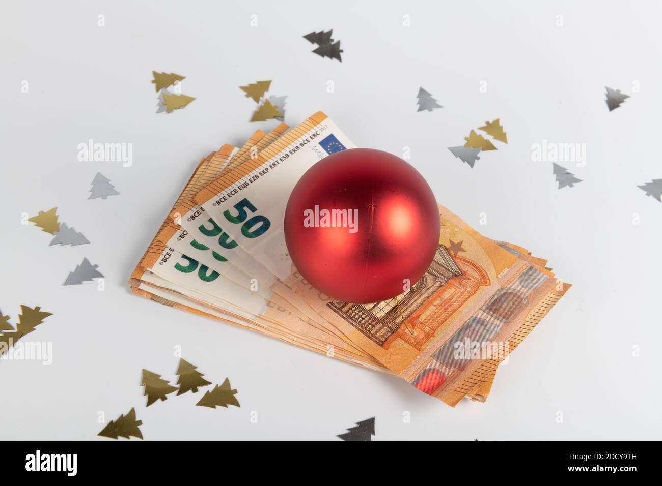 Concetto denaro e natale: Cappello di Babbo Natale e soldi in euro sfondo bianco Foto Stock