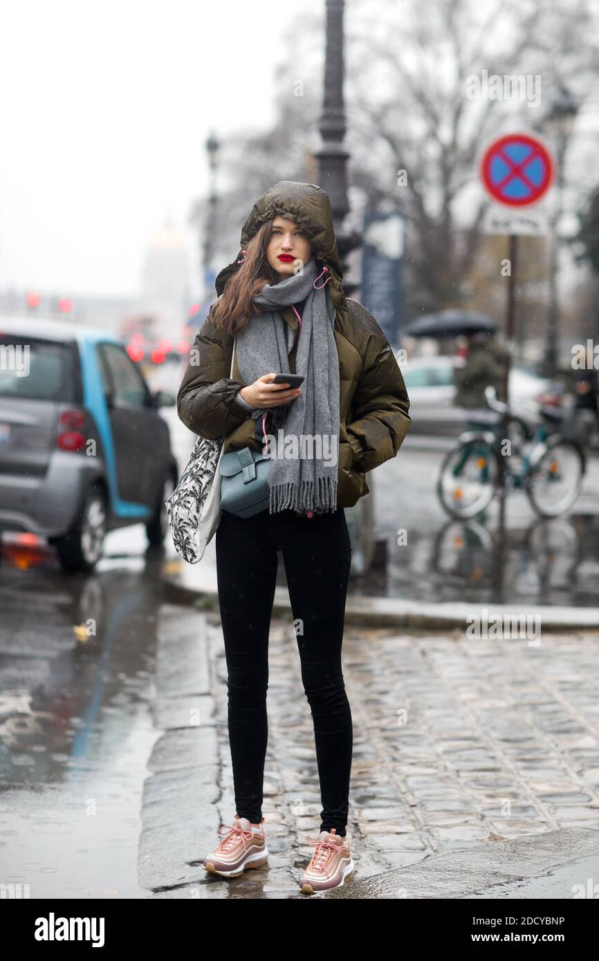 Street Style, modello dopo Y3 Autunno-Inverno 2018-2019 spettacolo Menswear tenuto al Grand Palais, a Parigi, Francia, il 21 gennaio 2018. Foto di Marie-Paola Bertrand-Hillion/ABACAPRESS.COM Foto Stock