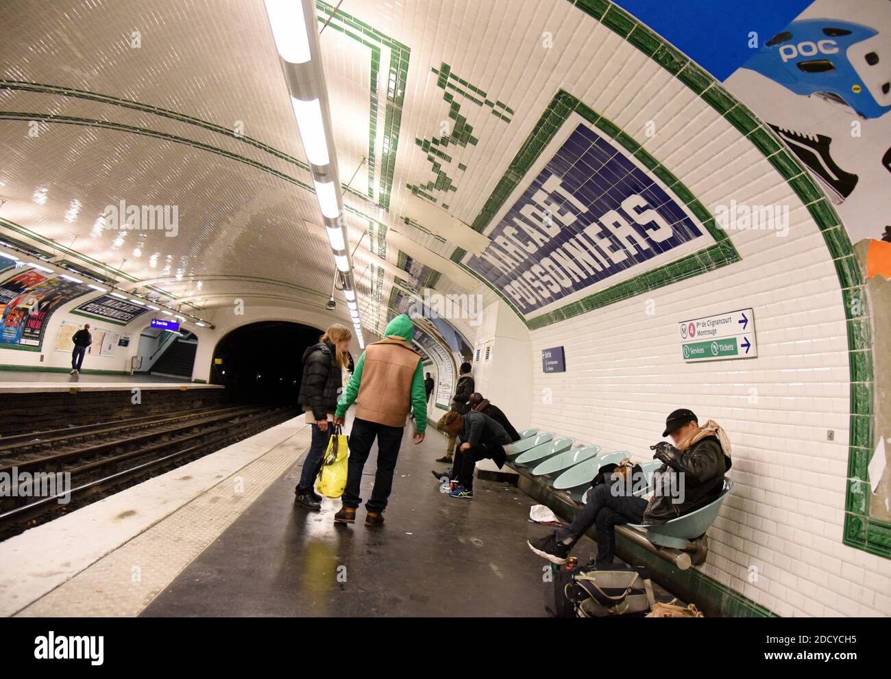 Il fenomeno dei fumatori di crack nella metropolitana di Parigi, che a volte spinge i macchinisti a non fermarsi alla stazione e preoccupa gli utenti. I conducenti della metropolitana di Parigi denunciano l'insicurezza in alcune stazioni, in particolare a causa della presenza di fumatori di crack e commercianti di droga. "Gli zombie della metropolitana", come le Parisien lo chiamava pochi giorni fa. Il quotidiano ritrae scene di junkies che illuminano il loro tubo di crepa sulla banchina sotto gli occhi stupiti e spaventati dell'uso. 20 gennaio 2018. Foto di Alain Apaydin/ABACAPRESS.COM Foto Stock