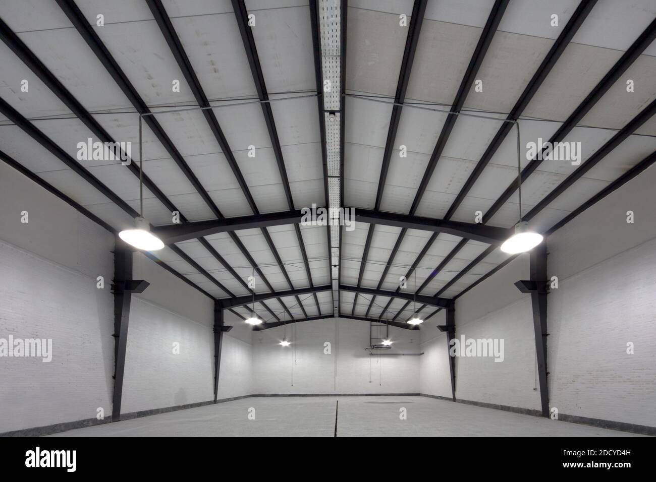 Hangar vuoto per riporre l'apparecchiatura Foto Stock