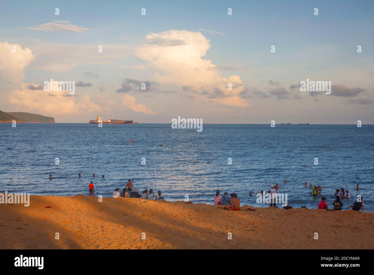 La gente ha floccato la spiaggia di Quy nhon per una nuotata. Foto Stock