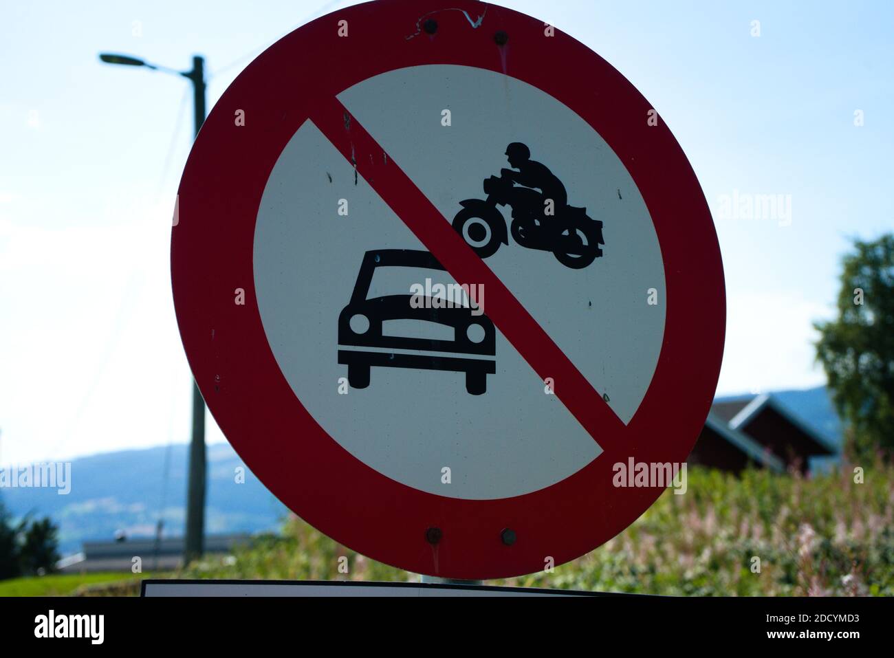 Cartello rotondo rosso e bianco, auto e moto non ammessi Foto stock - Alamy