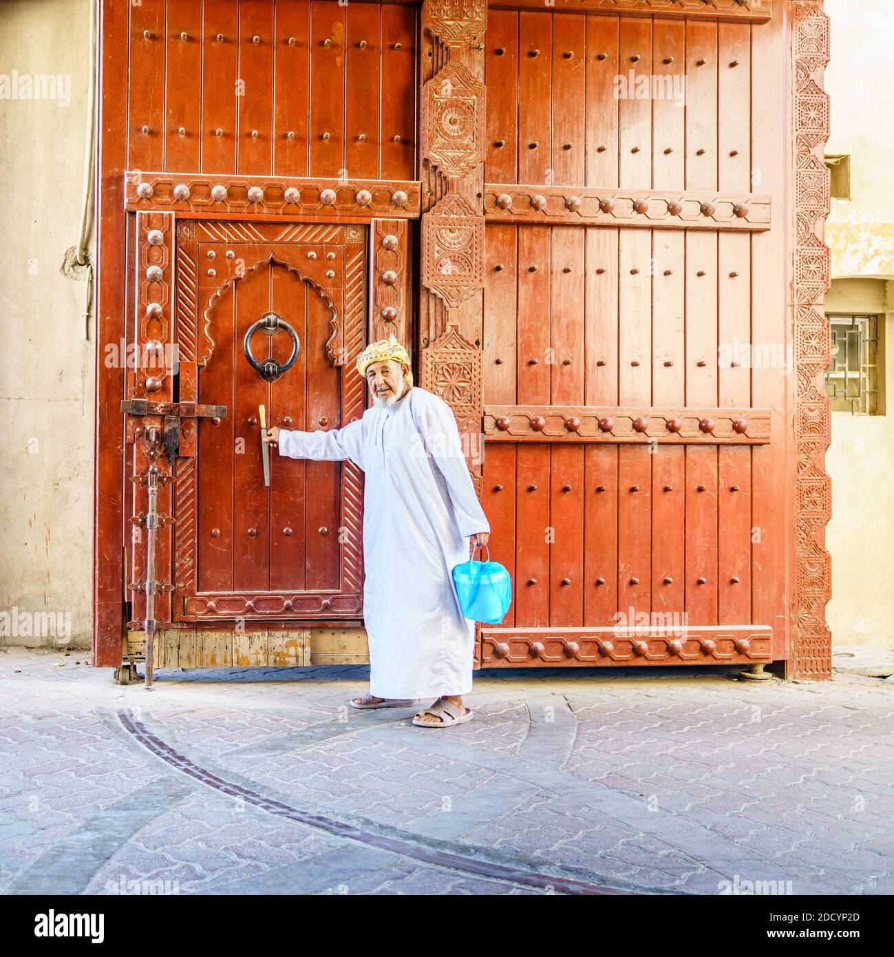 Nizwa, Oman, 2 dicembre 2016: Un uomo anziano che disastrava uno strumento acquistato al mercato del venerdì a Nizwa, Oman Foto Stock