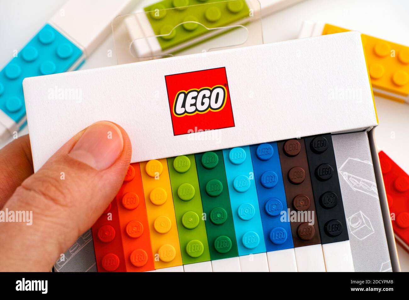 Tambov, Federazione Russa - 18 novembre 2020 Lego box con gel Pens in mano donna. Foto Stock