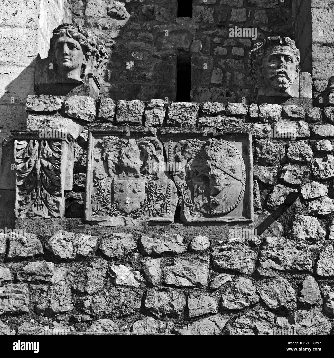 Sculture in pietra lungo la parete del Château Gien in Francia Foto Stock