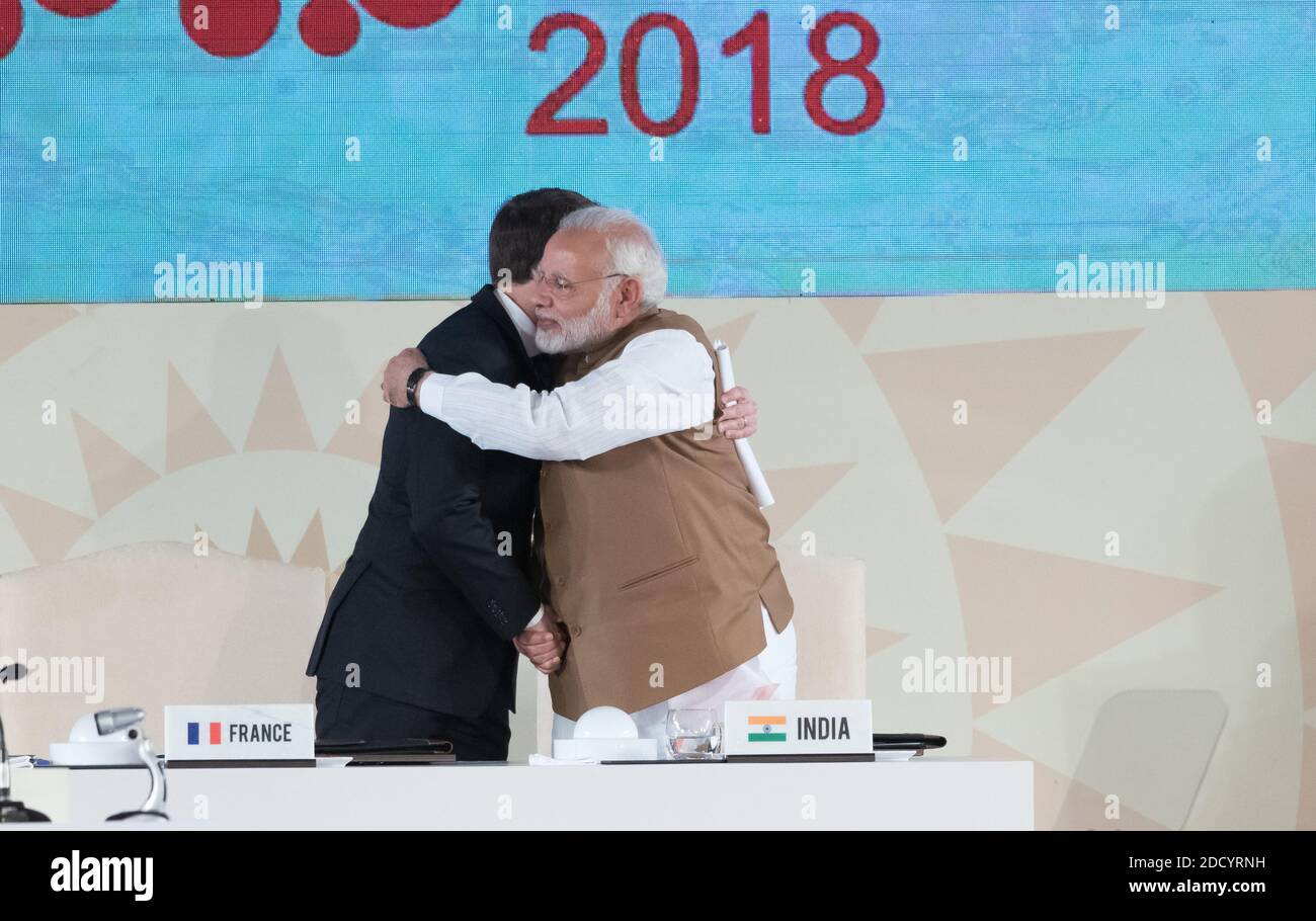 Emmanuel Macron e Narendra modi. Il presidente francese Emmanuel Macron e il primo ministro indiano Narendra modi partecipano alla conferenza di fondazione dell'International Solar Alliance. New-Delhi-INDE-11/03/2018 Foto di Jacques Witt/pool/ABACAPRESS.COM Foto Stock