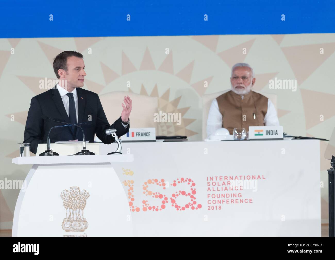 Emmanuel Macron e Narendra modi. Il presidente francese Emmanuel Macron e il primo ministro indiano Narendra modi partecipano alla conferenza di fondazione dell'International Solar Alliance. New-Delhi-INDE-11/03/2018 Foto di Jacques Witt/pool/ABACAPRESS.COM Foto Stock