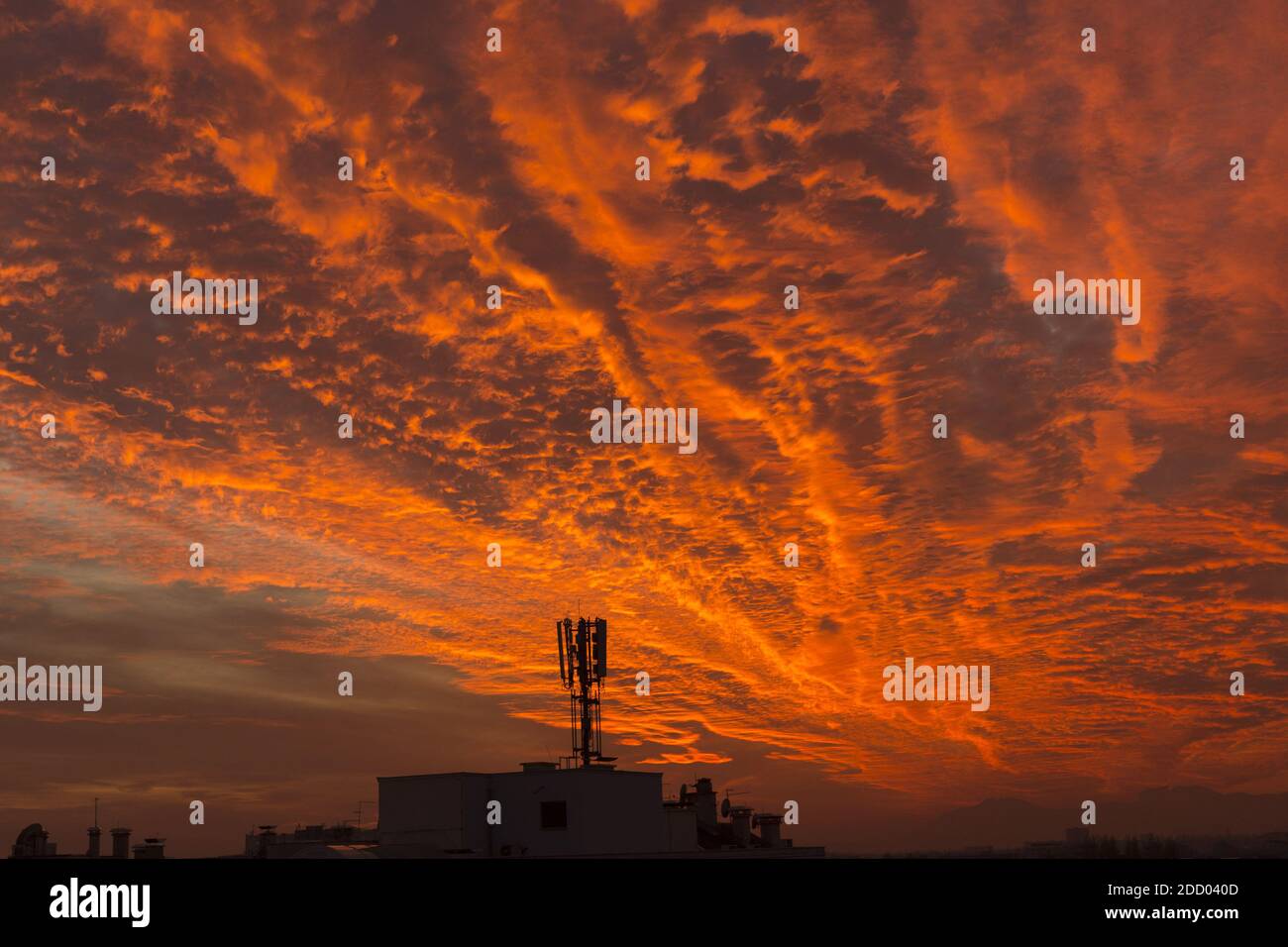 Antenne per telefoni cellulari nella parte superiore dell'edificio Foto Stock