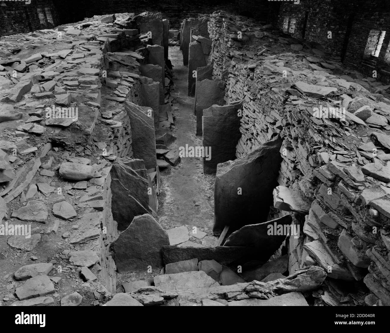 View SE del Neolitico Midhowe chambered cairn, isole Orcadi Scozia, Regno Unito, che mostra la forma rettangolare lunga sepoltura camera suddivisa in 12 compartimenti o si spegne Foto Stock
