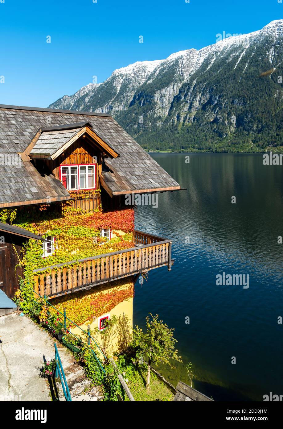Vista panoramica sul famoso lago Hallstatter di Auntumn, Austria Foto Stock