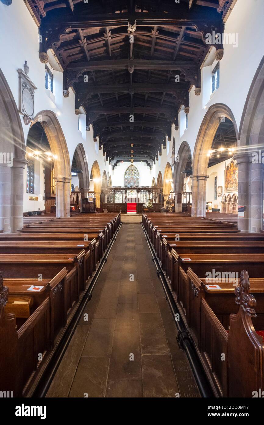 Guardando verso la Chiesa del Chancel della Santa Trinità, con navata e schermo del coro, Skipton, North Yorkshire, UK Foto Stock