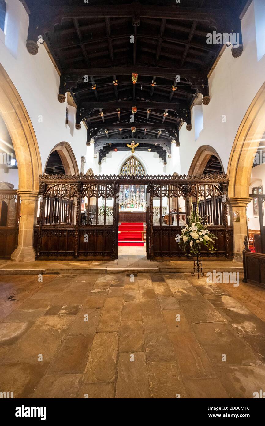 Guardando verso la Chiesa Chancel of Holy Trinity, con schermo Chancel, Skipton, North Yorkshire, Regno Unito Foto Stock