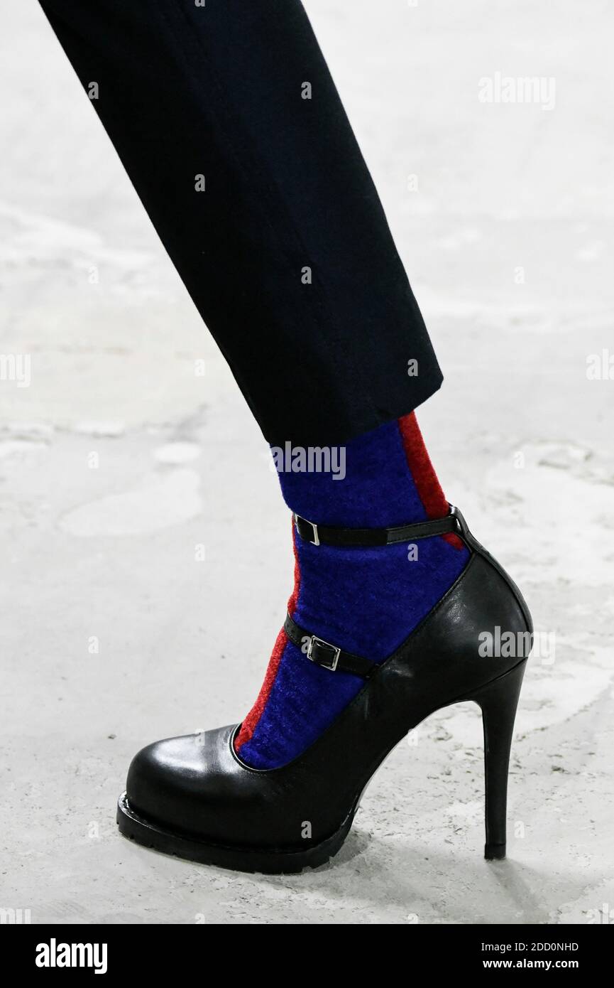 Un modello cammina sulla pista durante lo spettacolo Sacai come parte della settimana della Moda di Parigi Womenswear Autunno/Inverno 2018/2019 a Parigi, Francia, il 2018 marzo. Foto di Alain Gil Gonzalez /ABACAPRESS.COM Foto Stock