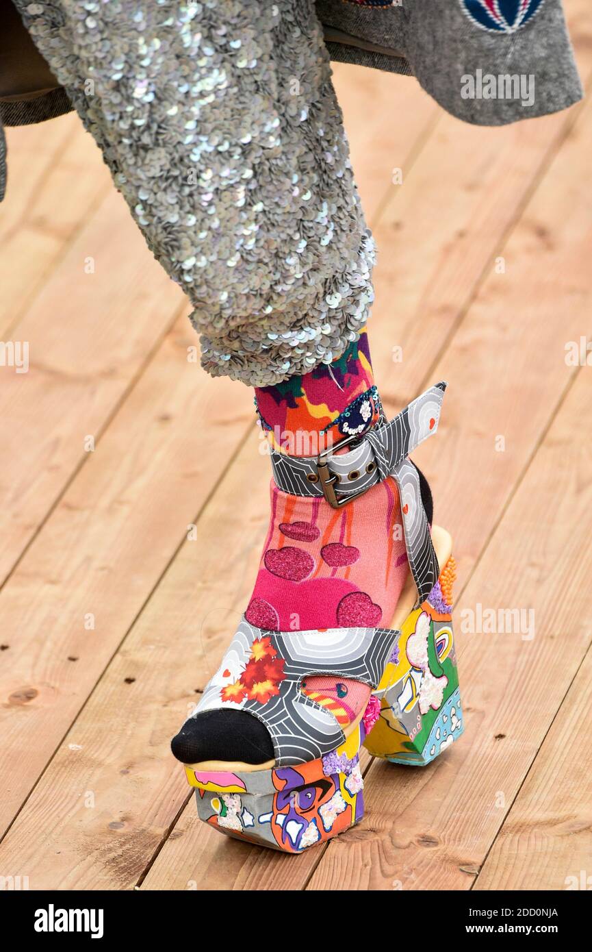Borse e scarpe durante lo spettacolo Manish Ahora come parte della Paris Fashion Week Womenswear Autunno/Inverno 2018/2019 a Parigi, Francia, il 2018 marzo. Foto di Alain Gil Gonzalez /ABACAPRESS.COM Foto Stock