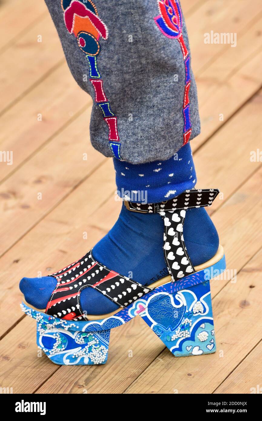 Borse e scarpe durante lo spettacolo Manish Ahora come parte della Paris Fashion Week Womenswear Autunno/Inverno 2018/2019 a Parigi, Francia, il 2018 marzo. Foto di Alain Gil Gonzalez /ABACAPRESS.COM Foto Stock