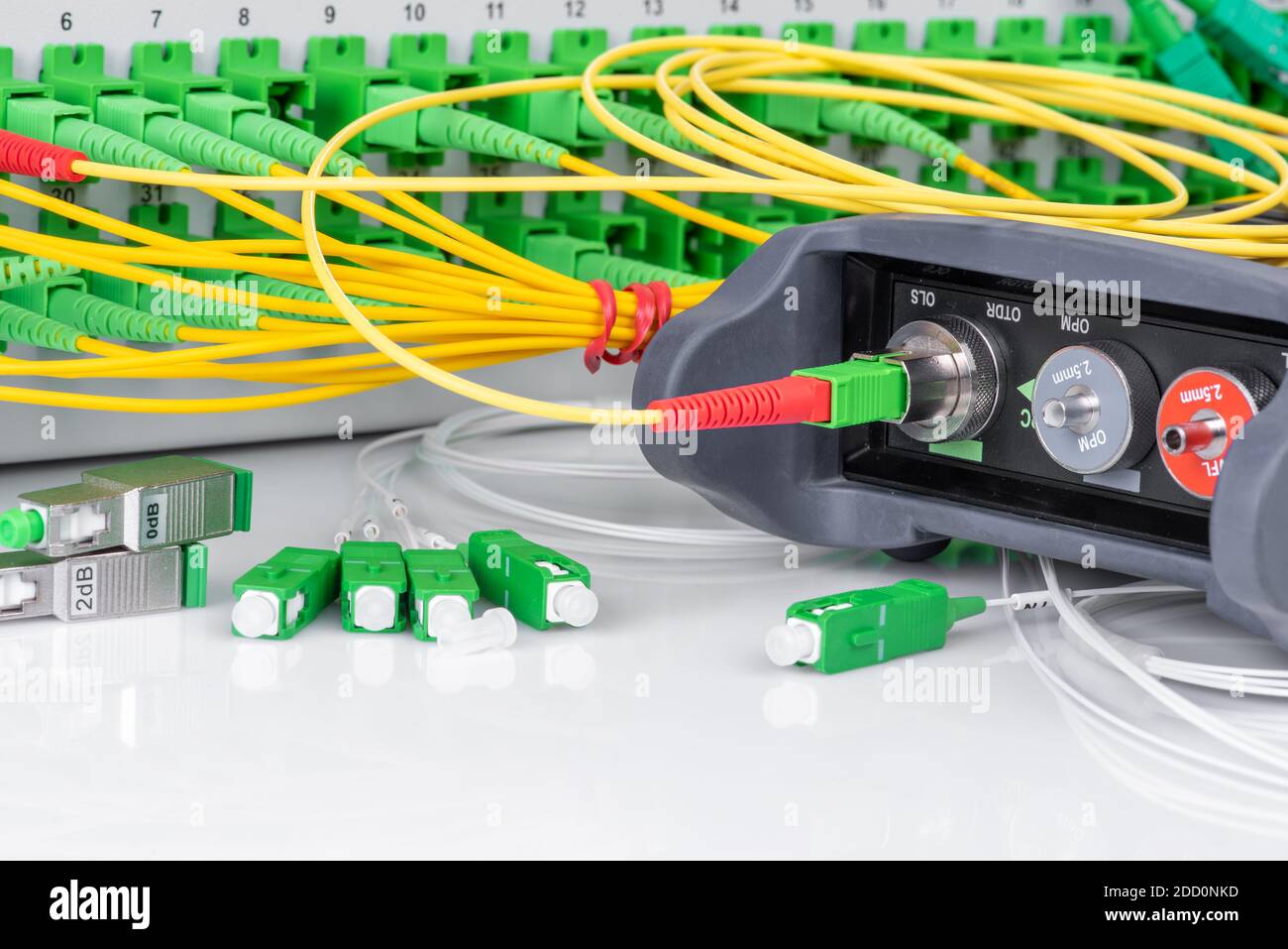 Test di rete in fibra ottica, misuratore di potenza in fibra ottica e apparecchiature ottiche Foto Stock