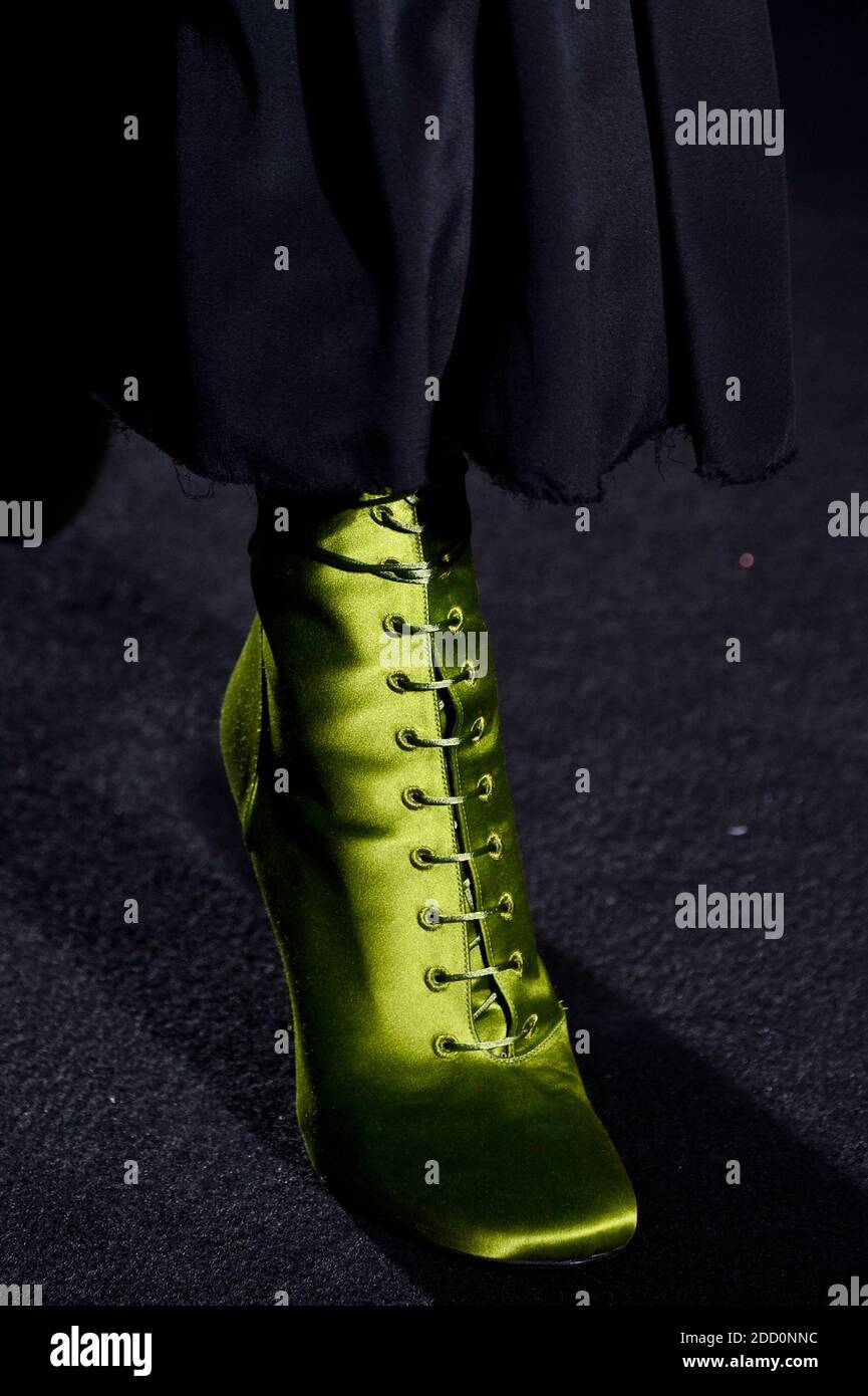 Scarpe durante la mostra Haider Ackermann come parte della Paris Fashion Week Womenswear Autunno/Inverno 2018/2019 a Parigi, Francia, il 2018 marzo. Foto di Alain Gil Gonzalez /ABACAPRESS.COM Foto Stock