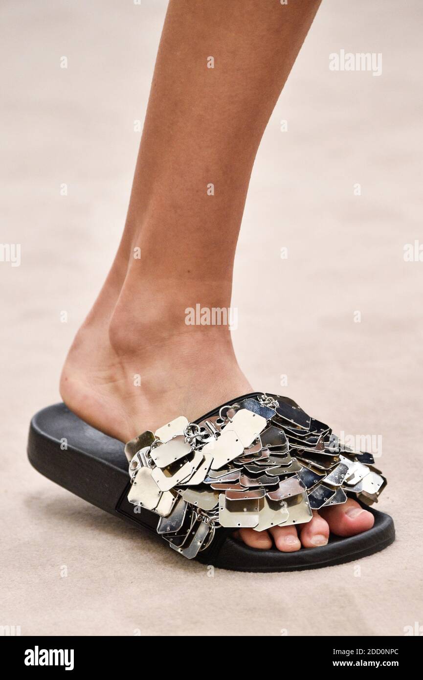 Scarpe durante lo spettacolo Paco Rabanne nell'ambito della Paris Fashion Week Womenswear Autunno/Inverno 2018/2019 a Parigi, Francia, il 2018 marzo. Foto di Alain Gil Gonzalez /ABACAPRESS.COM Foto Stock