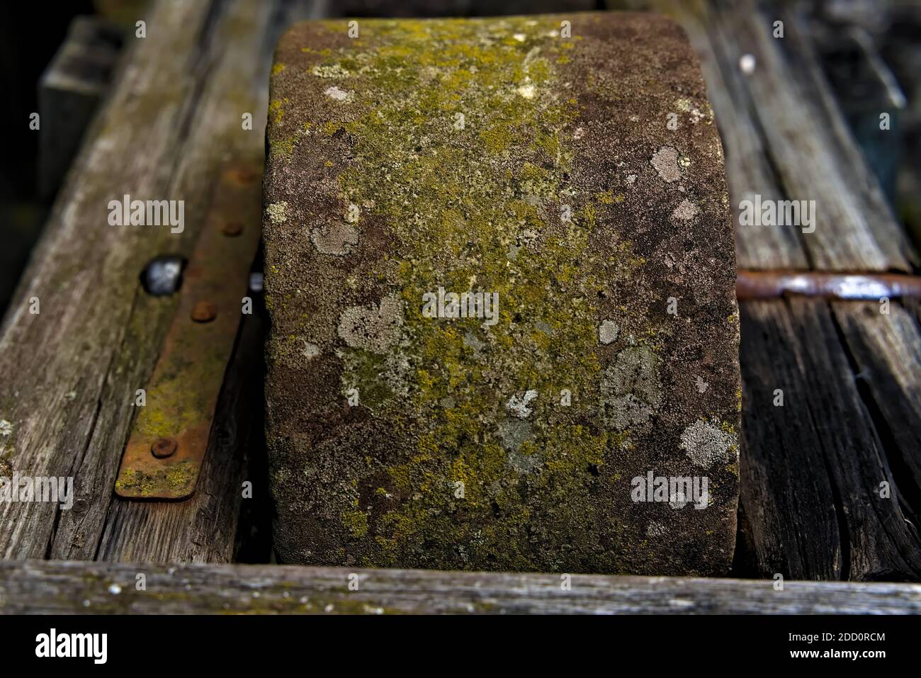 Pietra abrasiva antica in legno, ferro e roccia, realizzata per affilare  coltelli e altri utensili metallici Foto stock - Alamy