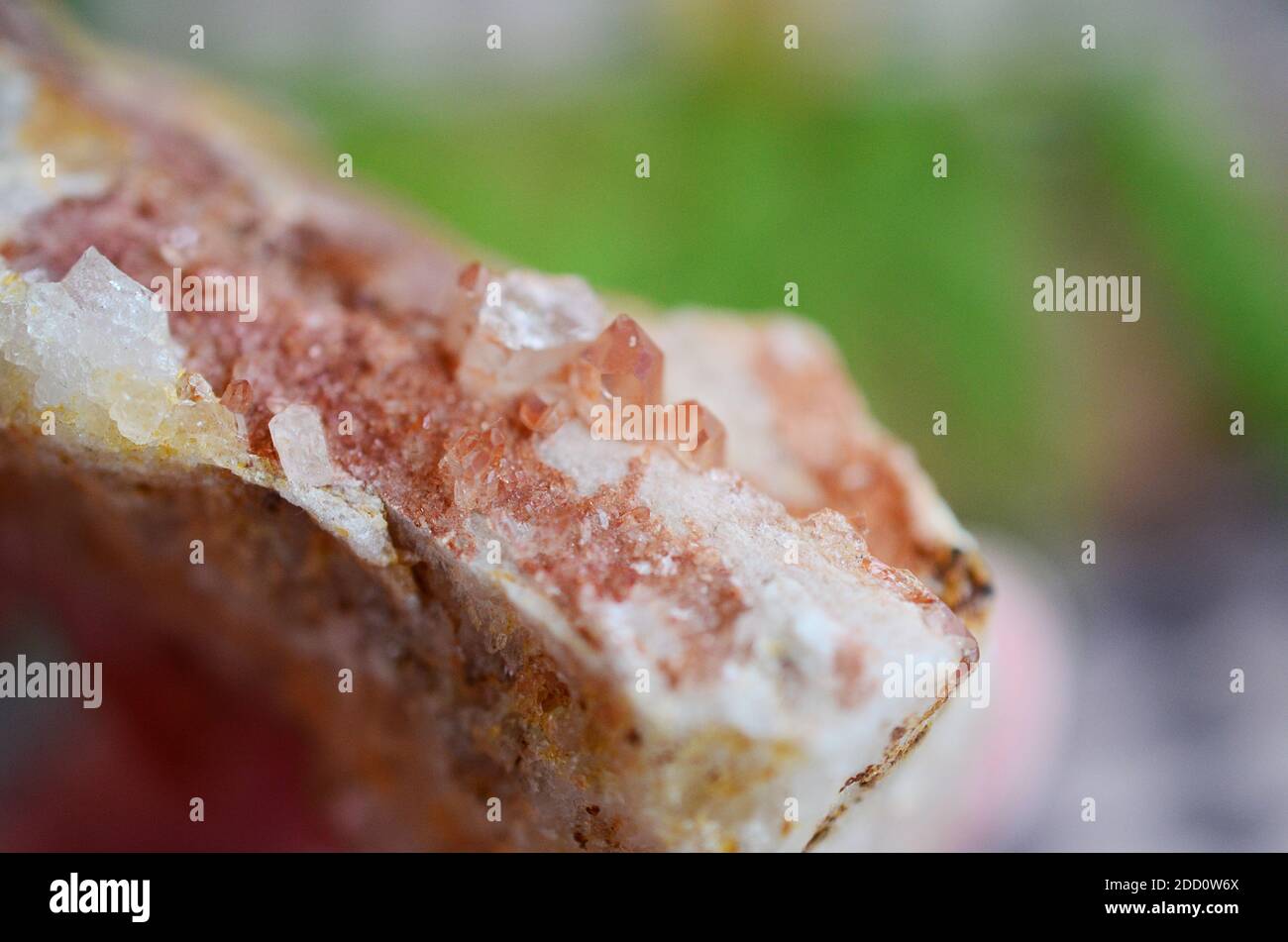 Bel grappolo di quarzo, quarzo mandarino. Cristallo di guarigione arancione in esposizione, vibrazioni bohémien, stregoneria minimalistica. Piccolo gruppo di cristalli, naturale l Foto Stock