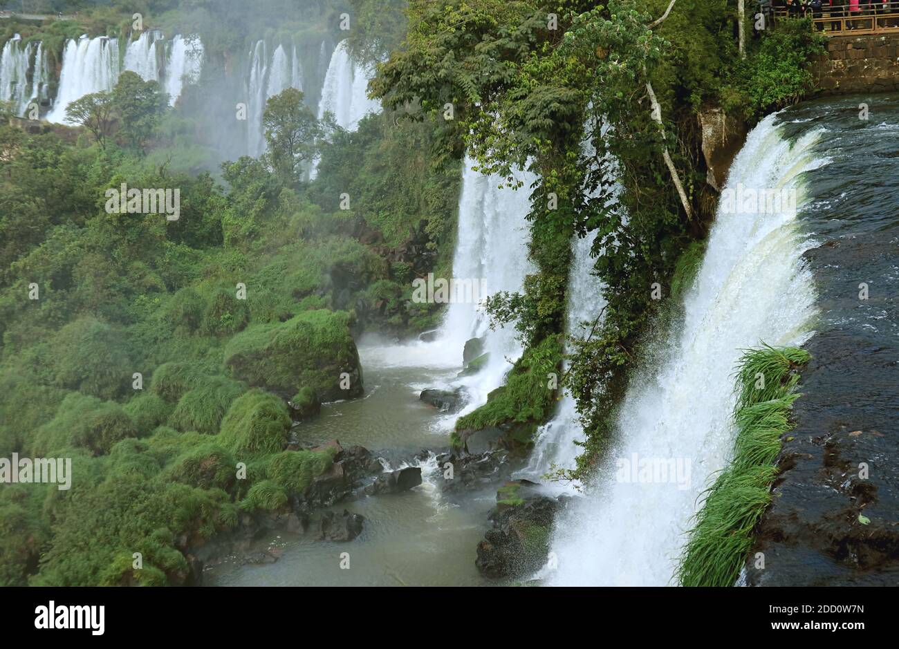 Veduta aerea delle potenti Cascate di Iguazu sul lato Argentino, Patrimonio dell'Umanità dell'UNESCO a Puerto Iguazu, Argentina, Sud America Foto Stock
