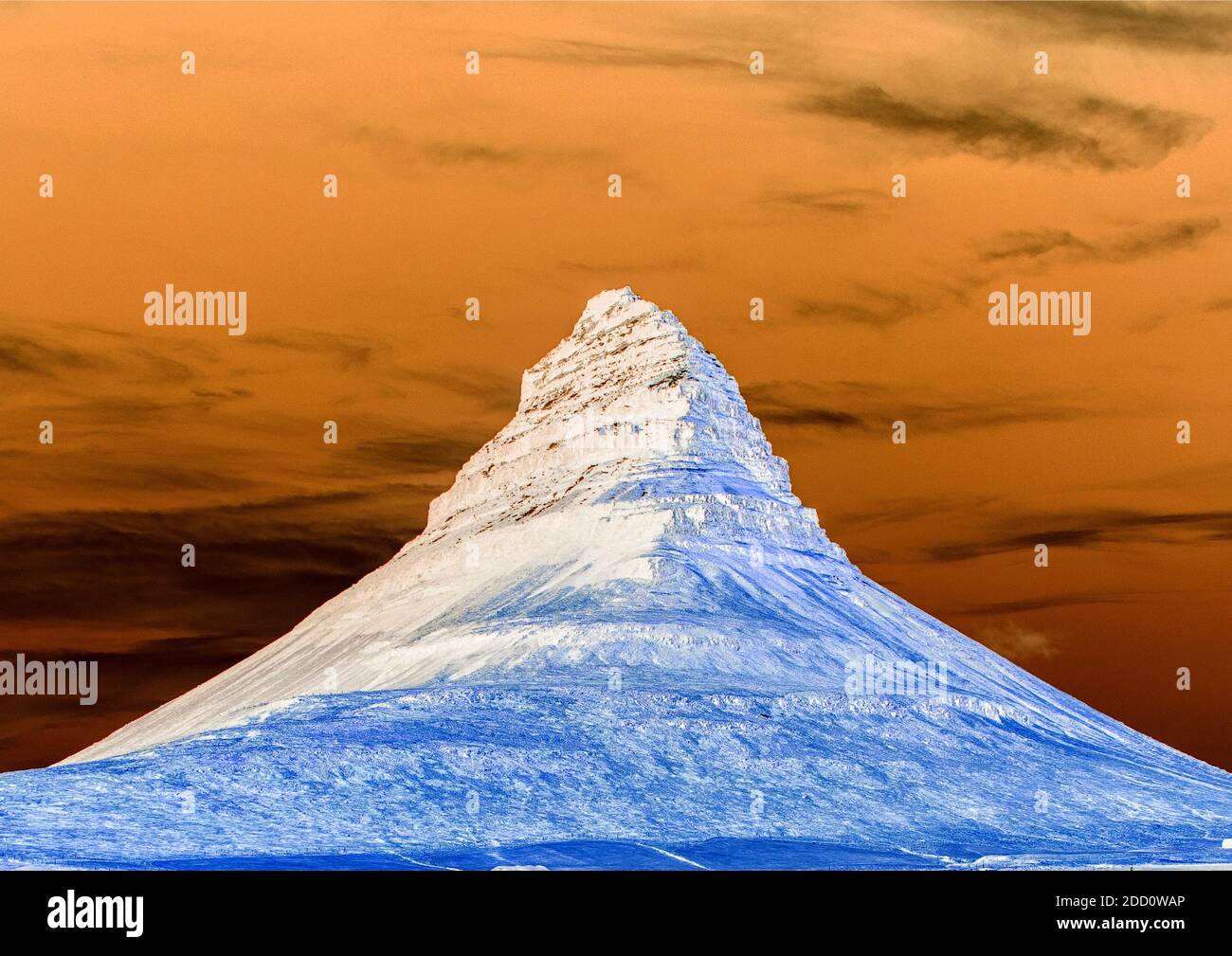 Montagna Kirkjufell in Islanda. L'immagine è stata ritagliata con inversioni di colore e modifiche rispetto all'originale. Copia spazio per aggiungere testo. Foto Stock