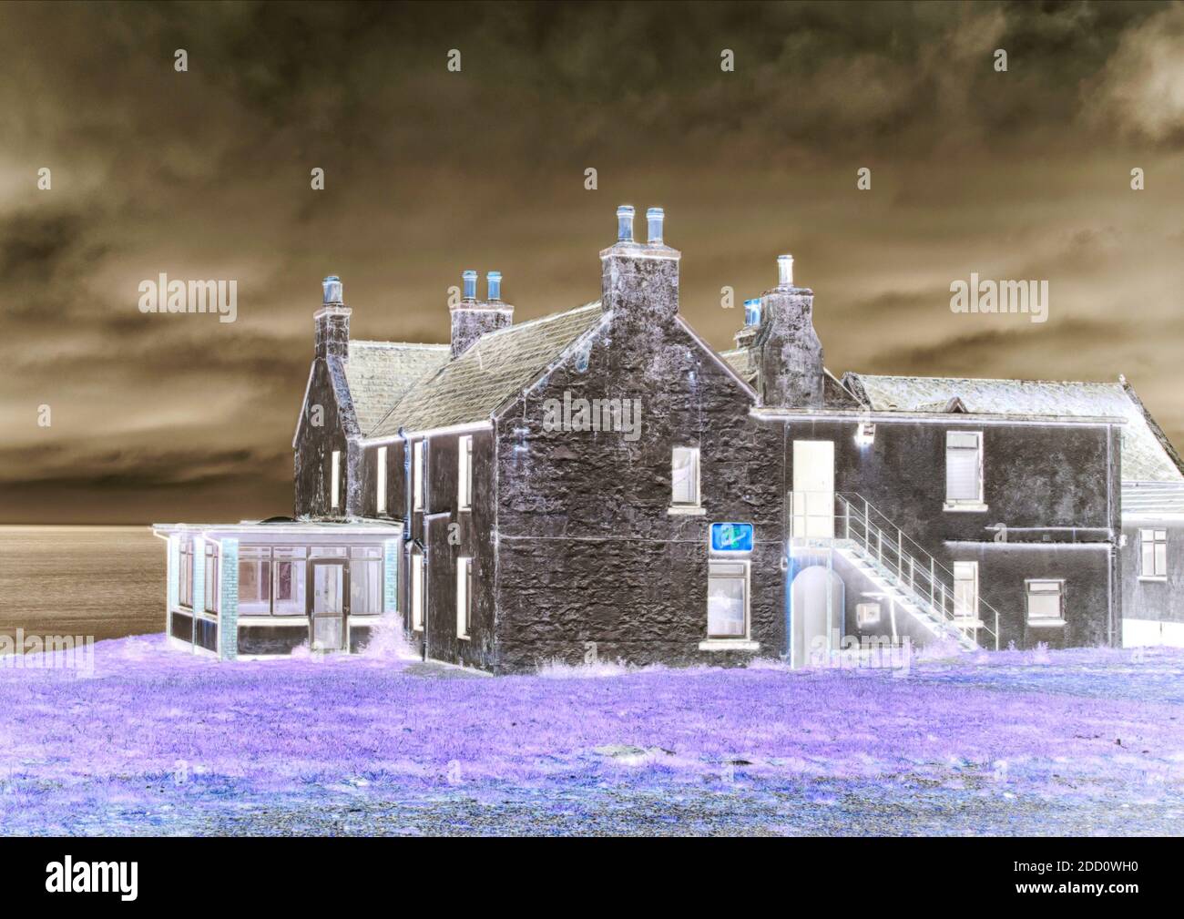 Atmosfera vecchia casa dilapidato in Scozia, i colori sono stati invertiti. Foto Stock