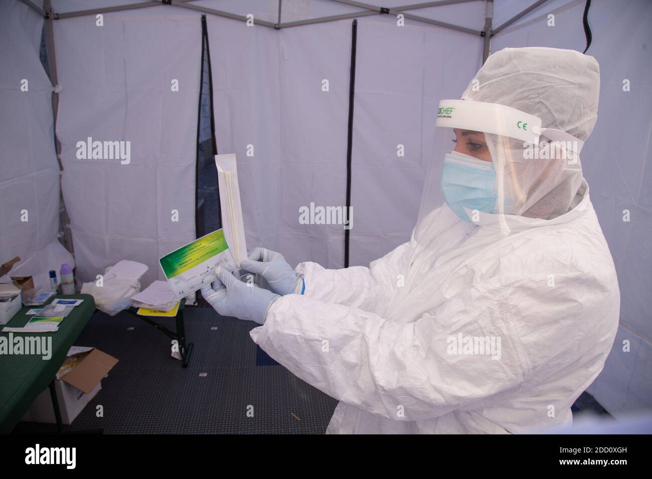 Roma, Italia. 23 Nov 2020. (11/23/2020) UN'infermiera mostra il kit per l'esecuzione del tampone antigene rapido, in gazebo in Piazza Santa Maria in Trastevere a Roma (Foto di Matteo Nardone/Pacific Press/Sipa USA) Credit: Sipa USA/Alamy Live News Foto Stock