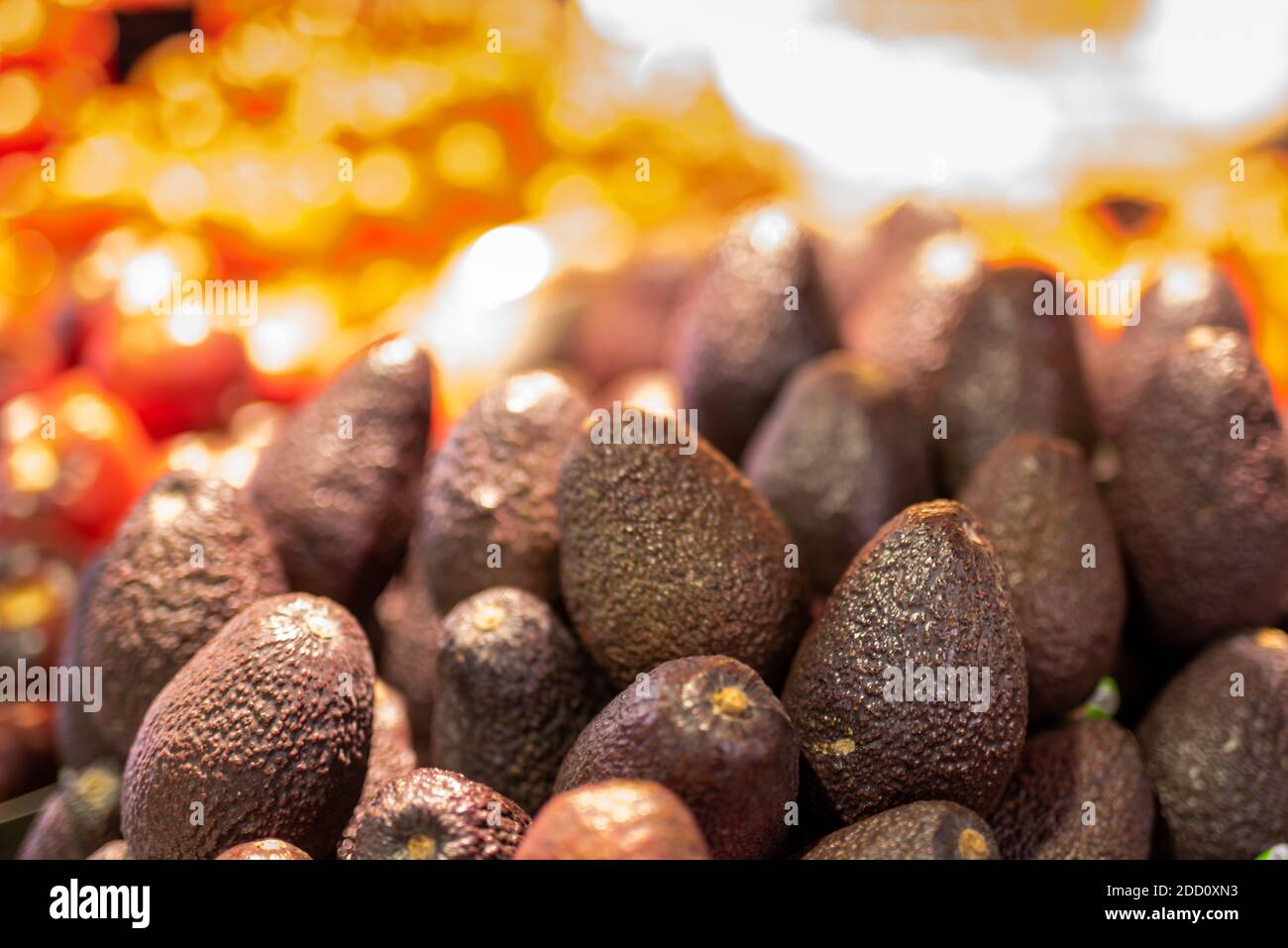 Frutta fresca avocado in primo piano sul mercato di strada Foto Stock