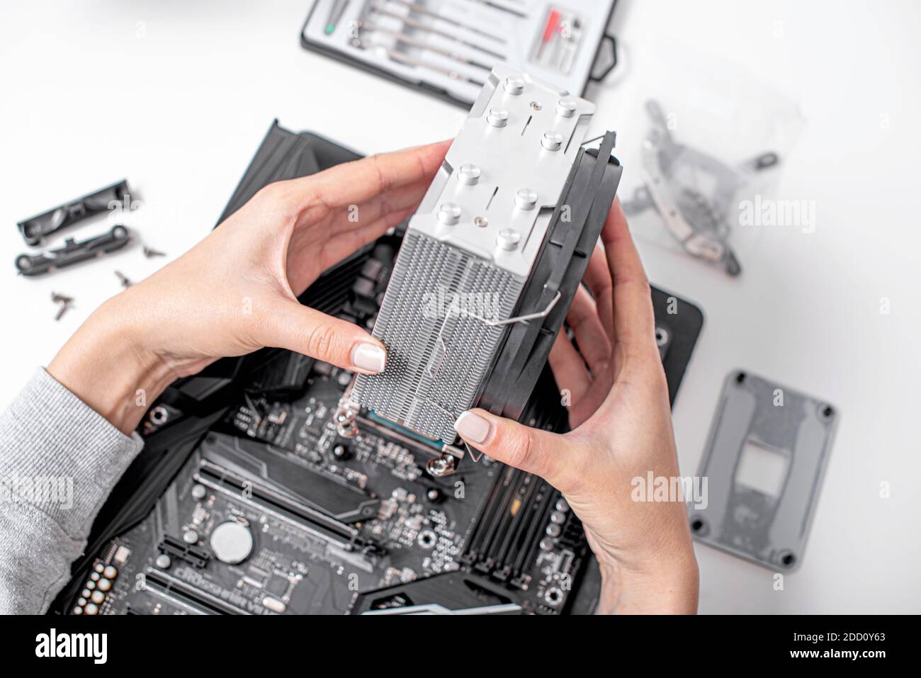 Installare o riparare il sistema di raffreddamento ad aria del processore per PC. Foto Stock