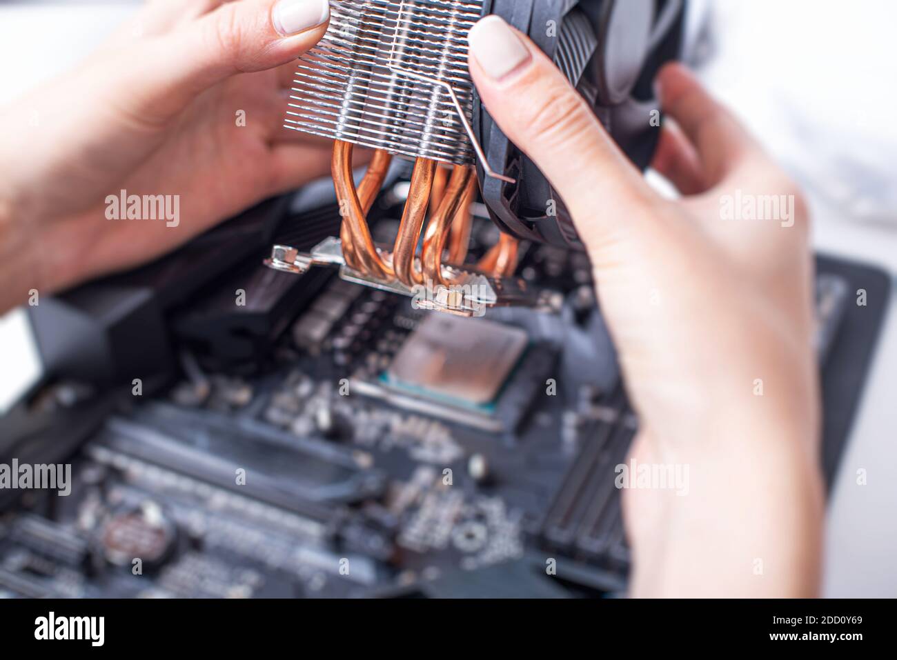 Installare o riparare il sistema di raffreddamento ad aria del processore per PC. Foto Stock