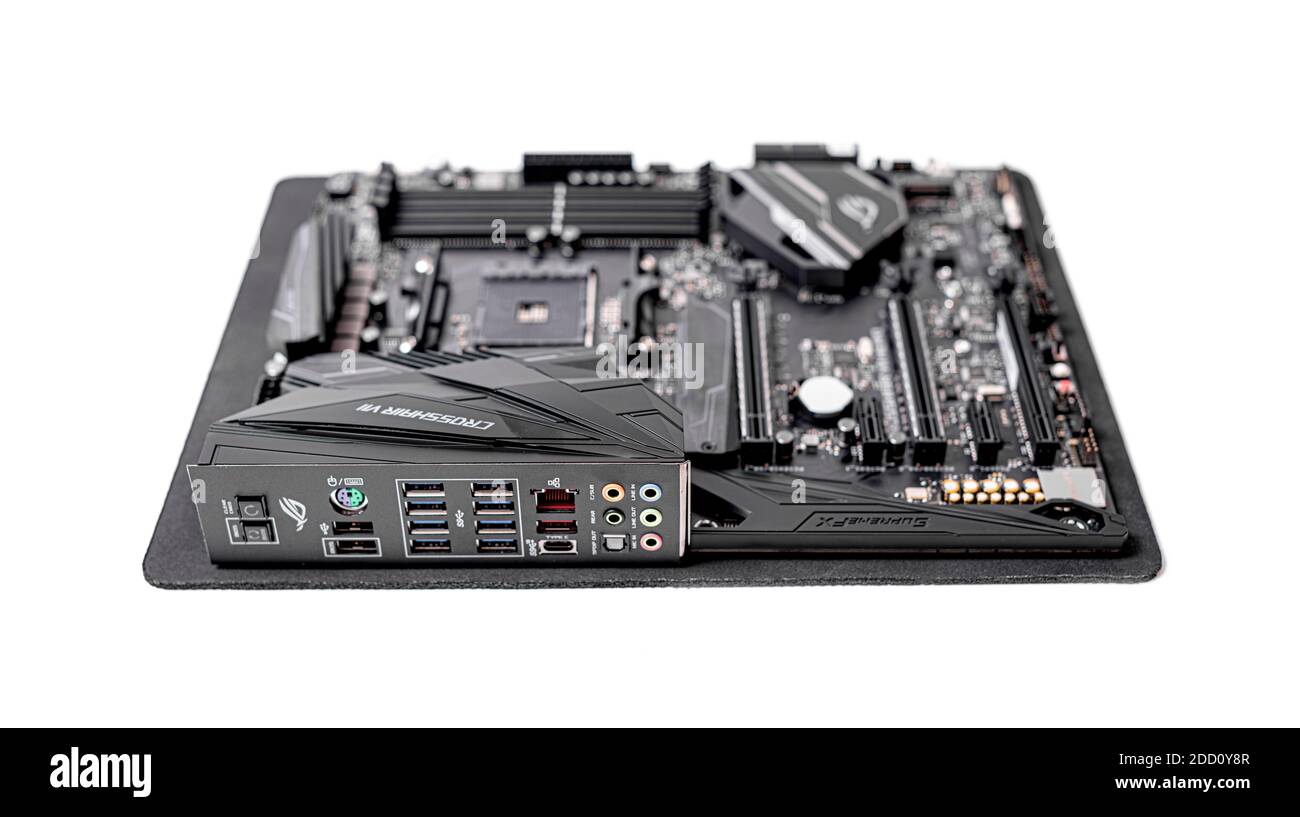 Scheda madre Asus Rog Crosshair vii Hero su sfondo bianco. Foto Stock