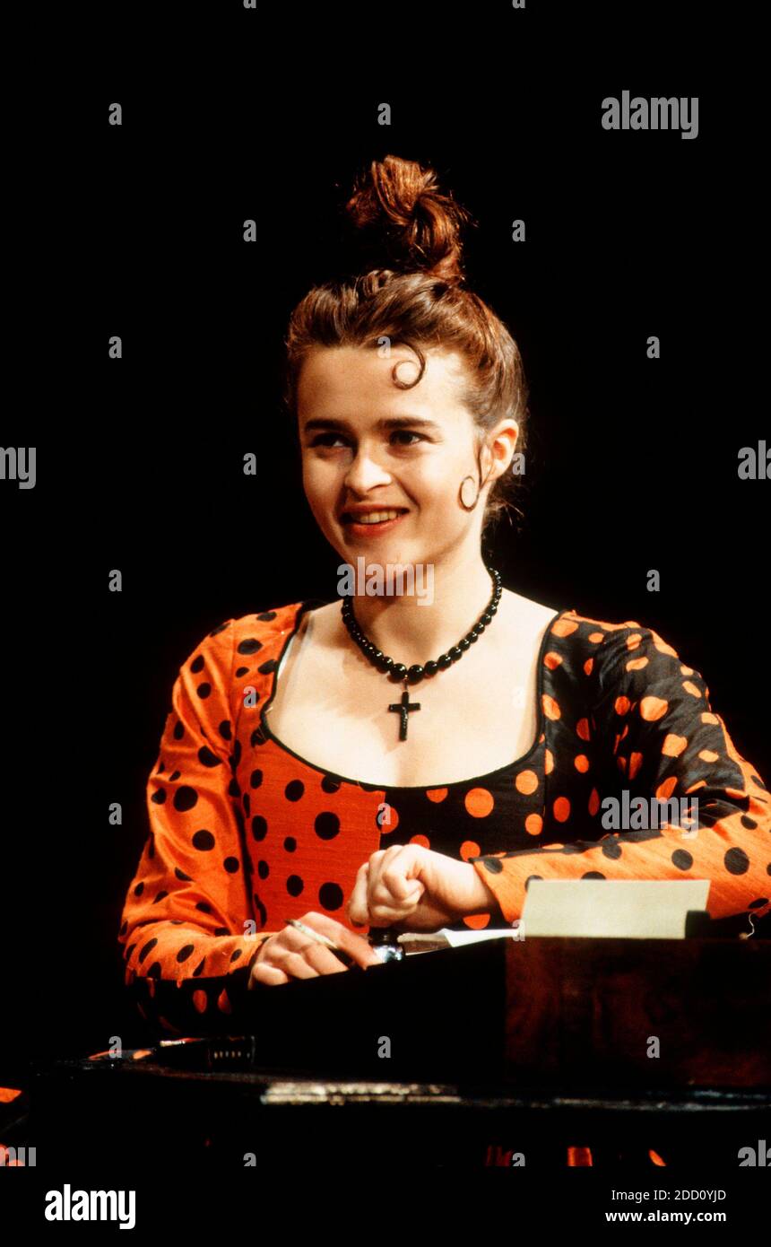 Helena Bonham carter (Rosine) nel MATRIMONIO DI FIGARO di Beaumarchais al Palace Theatre Watford 11/03/1992 design: Bruno Santini illuminazione: Christopher Toulmin regista: Lou Stein Foto Stock