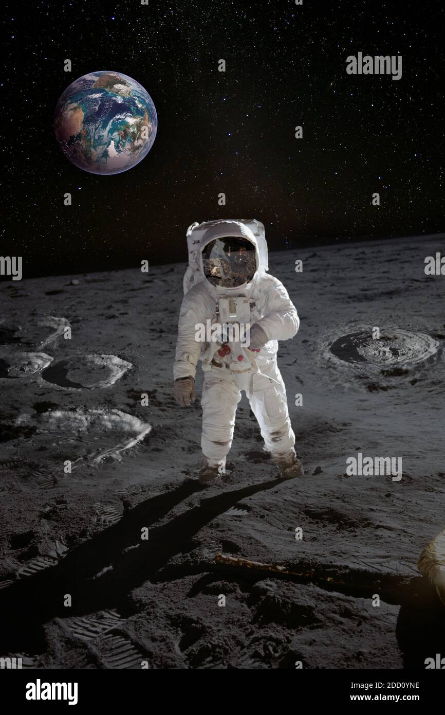 Astronauta sulla superficie lunare con il pianeta Terra alle spalle. Elementi di questa immagine forniti dalla NASA. Foto Stock